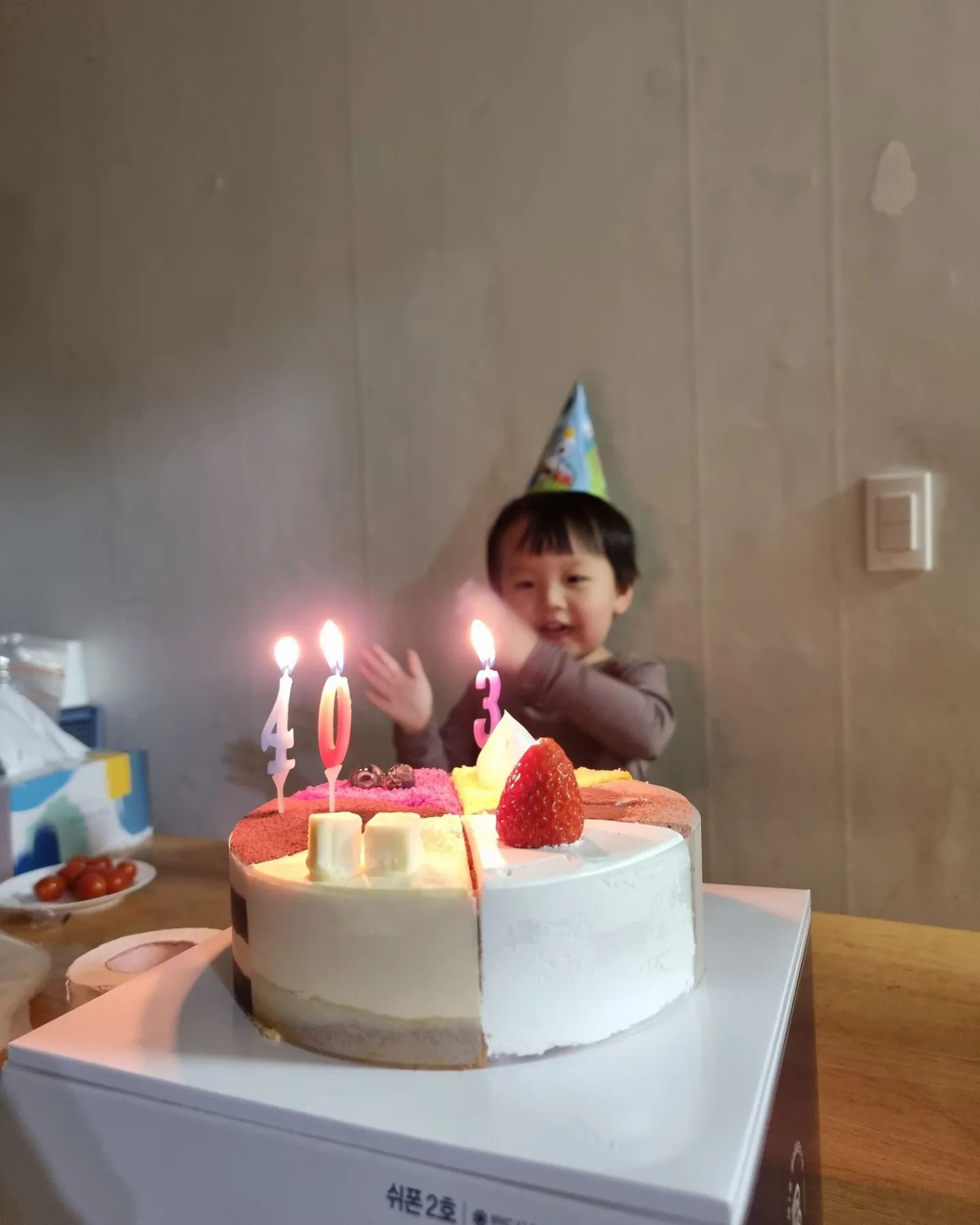 🎂🎉⠀
⠀
𝟎𝟏.𝟏𝟏⠀
⠀
아기사자 3살,⠀
부모님 결혼기념일 40주년⠀
⠀
⠀
어쩌다보니 부모님 결혼기념일에 태어나서⠀
함께 파티를 하기 시작했다🤣⠀
⠀
⠀
이제 생일축하 노래도 잘부르고, 초도 잘끄고❤⠀
많이 컸다 진짜❤⠀
⠀
아기사자는 한토이에서 탐내던 퍼피구조대 체이스를⠀
사온 아빠의 서프라이즈 방문과 선물에🎁⠀
더 기분 좋아진 아기사자씨👶🏻🦁⠀
⠀
⠀
⠀
그렇게 시작된 3살, 40주년 파티🎂⠀
건강하게 오래오래 함께합시다🙏❤⠀
마지막은 윤아가 편집한 사진으로ㅋㅋㅋㅋㅋㅋ❤
⠀
⠀
⠀
곧 아기사자 1100일이라는데....⠀
그때는 뭐하지🤔⠀
⠀
⠀
⠀
⠀
#아기사자일상⠀