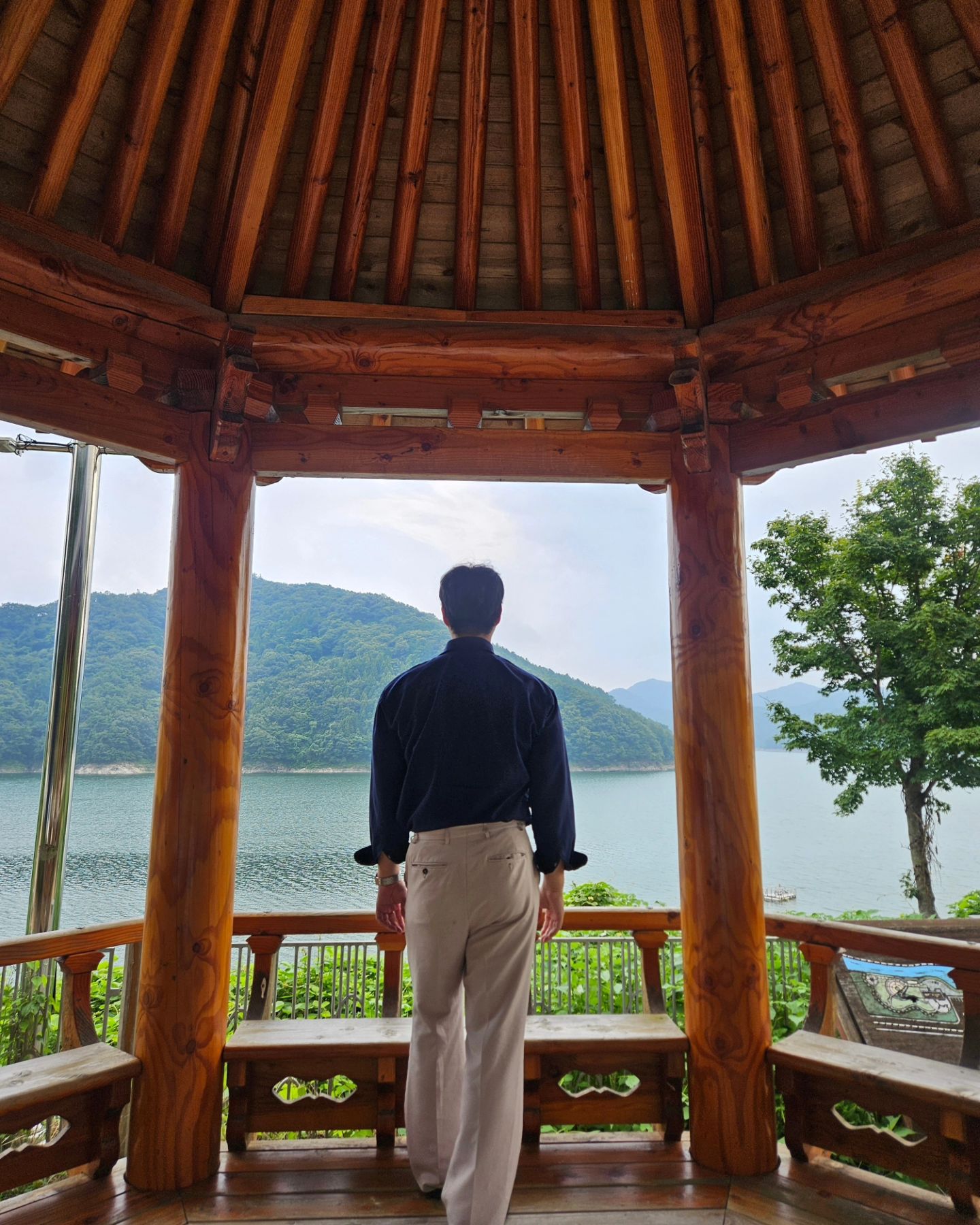 전남 장흥을 여행한다면 
장흥댐휴게소에 꼭 들려보세요

탐진호를 한눈에 내려다볼수 있는
전망대가 있어서 경치가 너무나
아름답습니다

커피한잔하면서 시간을 보내기 좋은곳

#전남장흥 #전라도여행 #전남장흥여행
#장흥댐휴게소 #탐진호 #물의도시장흥
#장흥가볼만한곳 #전남장흥가볼만한곳 
#전남장흥여행지