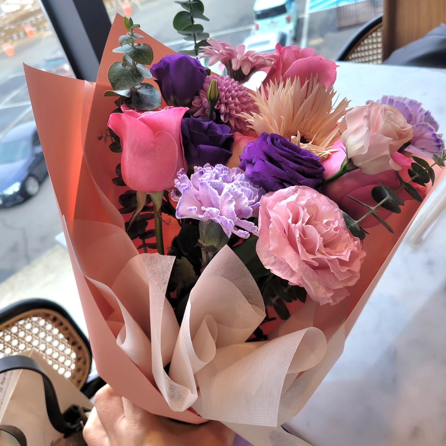 #감사

"난 원체 무용한 것들을 좋아하오.
 달, 별, 꽃, 바람, 웃음, 농담,
 그런것들......"
 - 미스터썬샤인

무용해도 좋아해 주는 이가 있다는 
사실에 기뻤던 걸까?
한동안 이 대사에 꽂혀 있었는데...
오늘 이 대사를 다시 꺼내어 보았다. 

무용하지 않은데 
무용하다고 생각했던 시간

그 시간에 나를 알아봐주고
나도 모르는 나를 발견해 준,

볼때마다 긍정적인 언어들로
내 속에 있는 빛을 꺼내어 준,

덕분에 저 아래로 내려갔던
자존감과 자신감을 회복할 수 있었던, 

오늘도 좋은 말과 예쁜 것들로 
나를 웃게 해 주신, 

나는 그분을 귀인이라 부른다.😊
.
.
.
.
#감사
#무용한#그래도감사한
#인복#귀인
#하나님선물
#덕분에
#자존감회복#자신감회복
#안전지대
