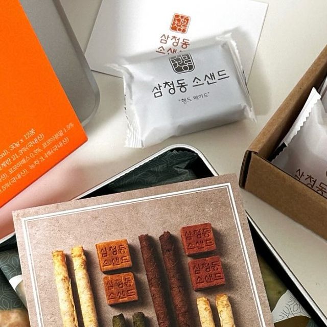  밤돌깨비 먹스타그램 on Instagram: "#광고 #삼청동에그롤 
[삼청동 에그롤] 삼청동 에그롤 혼합세트 + 삼청동 소샌드

요즘 저의 행복은 삼청동 에그롤과 아이스크림, 
삼청동 소샌드와 아메리카노를 즐기는 디저트 타임!!🍨☕️

삼청동 에그롤은 청정 유기농 원료로 정성을 다해 구워낸 
핸드메이드 디저트로 남녀노소 누구나 안심하고 즐길 있구요! 
느끼하지않고 담백하고 부드럽고〰 
에그와 버터의 풍미가 한입 먹자마자 느껴지더라구요! 

에그롤은 오리지널/카카오/녹차 3가지 맛이고, 
소샌드는 오리지널/흑임자 2가지 맛으로 취향에 따라 즐길 수 있어요!

고급진 틴케이스와 깔꼼한 개별 포장으로 
선물용, 특별한날 마음을 전하기도 너무 좋더라구요! 
다가오는 화이트데이에도 강추🫶🏻 

파르나스몰에 오프라인 매장도 있으니 들러보세용‼️

🏷️ @scd_eggroll.official
🏷️ https://smartstore.naver.com/egg-roll

 📂 #밤돌깨비 #밤돌깨비X삼청동에그롤 #삼청동에그롤 #삼청동소샌드 #어린이간식 #어른간식 #아이들간식 #간식 #파르나스몰 #디저트선물 #디저트 #생일 #기념일 #감사선물 #선물세트 #선물추천"