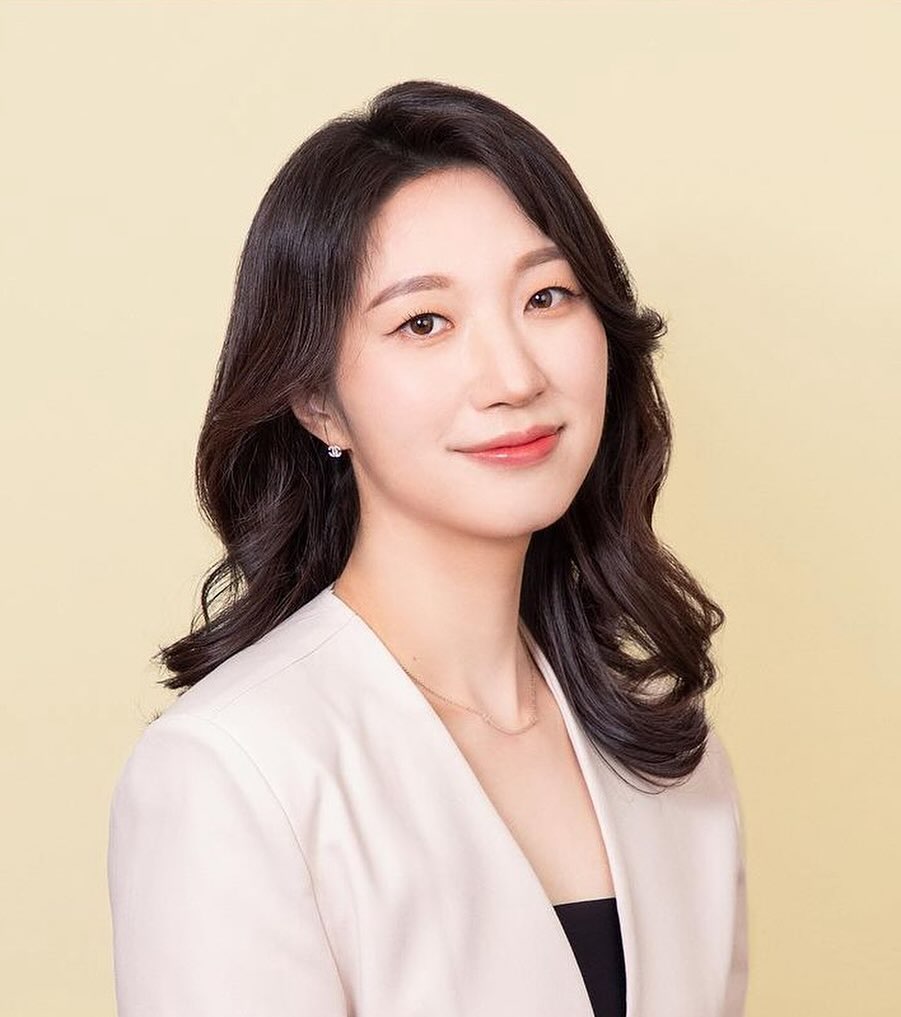 Dream Drawer

꿈 꾸는 대로 살아가겠다고
대학생 때 지었던 저의 정체성
 
사람은 대부분 생각하는 대로 된다고 하죠 -
앞으로도 계속 꿈꾸고 꿈꾸는 대로 살아가는 사람이고 싶어요 ! 

꿈을 종이 위에 적고, 실행하고, 삶으로 만들어나가는 
이 과정을 저는 참 사랑합니다. 

제 삶을 돌아보면
’꿈‘ 과 ’성장‘에 집중하며 살아왔던 것 같아요.

더 나은 버전의 내 모습이 되는 걸
언제나 원해왔습니다. 

그 꿈들이
LG전자라는 대기업에서 일하다가
나와 다른 사람을 성장 시키고 싶다는 생각으로 
교육 회사에서 나와 다른 사람을 성장 시키도록 이끌었어요.

넓은 세계를 자유롭게 내 무대로 살고 싶다는
내 인생의 주도권을 갖고 싶다는 꿈을 가질 때
만나게 된 뉴스킨 비즈니스

이제는 저 뿐만 아니라
나와 함께하는 사람들과 Dream Drawer가 되려고 합니다. 
꿈 꾸는 대로 삶 위에 살아가게 돕는 사람이고 싶습니다 !

-
-

24년 더 멋진 그림들을 그려갈 우리 !
더 좋은 창문이고
더 좋은 메신저가 될게요 !!

응원은 언제든 감사히 받겠습니다 ❤️
꿈꾸고 이루어보아요 화이팅 !

dreamdrawer__ 
#꿈을삶위에
#dreamdrawer
#마황부부
