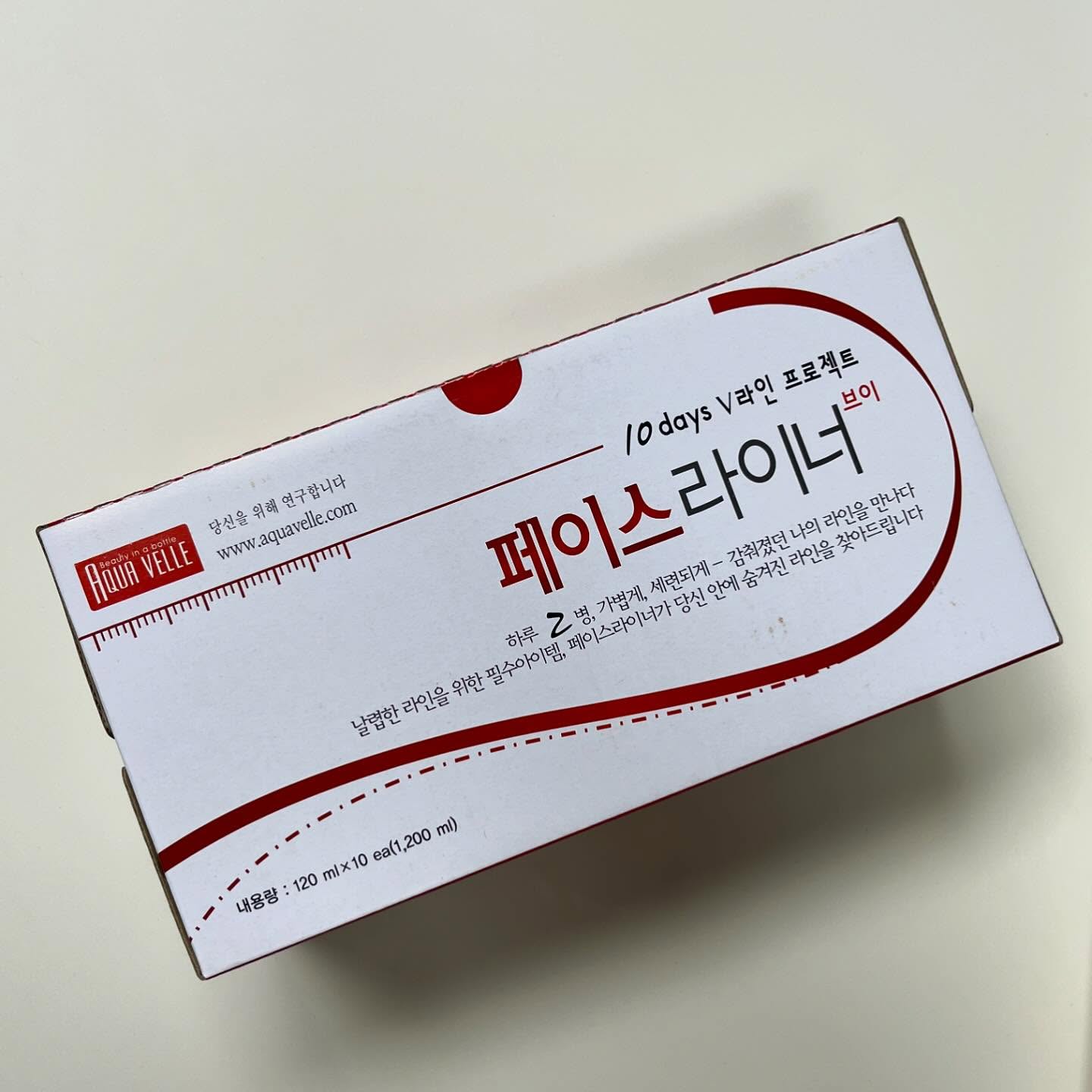 #협찬 얼굴라인을 관리할때 좋은 페이스라이너 뷰티 드링크 소개 해드려요💆🏻‍♀️

붓기와 피부 비만과 혈관케어까지 4in1 뷰티 드링크인데요 
가볍게 마시면서 케어할수있는 제품이예요
붓기관리에 탁월한 성분인 히비스커스, 백복령, 당귀, 진피가 들어있어 성형수술이나 지방이식,지방 흡입술,치과치료전 후 다이어트, 출산 후 붓기케어,회식 음주 야식후에 붓기관리가 필요한순간에 마셔주면 좋은데요
간편히 마시면 되는 붓기관리템이 있다니!! 
정말 신기했어요~ 저는 주로 러닝 후 스트레칭하면서 마시거나 
음주 후, 야식 후 먹어주었는데요
러닝 후엔 스트레칭을 잘해주지않으면 몸이 땡땡 부어서 아픈데 페이스라이너를 먹어주니 땡땡함이 덜하고 붓기가 빨리 빠지더라구요! 또 음주 후나 야식 후 다음날 아침에도 얼굴이 안부어서 더 챙겨먹었어요 맛은 쌍화탕 비슷한 맛이라 거부감없었고 좋은성분이 들어간 몸에좋은 약재 먹는 느낌이예요

수술해서 붓기를 빼야하는 분들은 필수로 마셔주면 좋을거같아요 저처럼 다이어터들은 운동후 한병, 야식이나 음주 후 마시면 죄책감이 덜 들거예요 😁

#페이스라이너 #얼굴라인 #가벼운얼굴 #몸매라인 #천연원료 #수분관리 #뷰티드링크 #스테디셀러