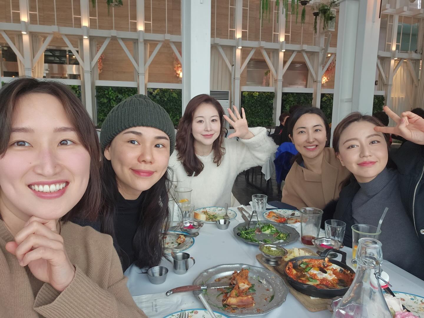 15년 넘게 낮밤 없이 보고 싶으면 우르르 모여
먹고 싶은거 실컷 먹고
하고 싶은 말 끝도 없이 하고 놀았는데
완전체로 참으로 오랜만에 다 모였다🥲🩷

수미 출국을 하루 앞두고서야 이렇게 모인 거지만
정말 간만에 힐링 시간~~~
모처럼 시끌벅적 데시벨 높았던 하루 💪🏻✨