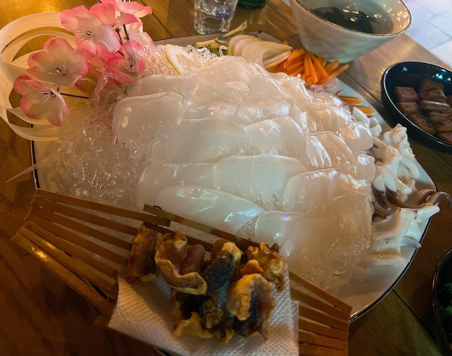 -

상호명 : 아부지가어부강서점
위 치 : 화곡동 1120-13

오징어 회가 너무 먹고싶어서 급만남으로 성사되어 간 이곳!!!
칠판에 적힌게 잘나가는 메뉴들이라고 해서 칠판을 보고 시킨 메뉴 ✔️
가격이...기억이...갑오징어회 3만얼마 였어여 ㅋㅋ 근대 너무쫀득하고, 
찰지게 맛있어서 자랑하고싶었어요 ㅋㅋ 회먹다보면 얼큰한거 땡기니까 
용궁라면(10,000원) 시켜서먹었는게 전복 새우 꽃게 등 푸짐한 해산물에 콩나물이 들어간 라면으로 개운하고 얼큰하게 먹었어오 👍👍👍👍

#자취생음식 #외식 #서울 #서울강서구청맛집 #강서구청 #맛집 #회맛집 
#제철음식 #조금이른가❓#그래도맛있다 #건강하게먹기 #잘먹었습니다