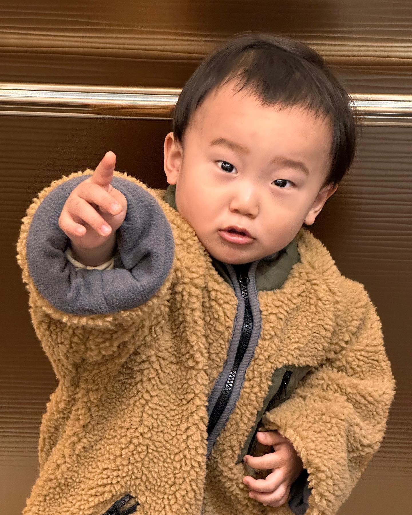 몸 아끼면서 드러눕는 #27개월아기 
어린이집 등원 거부가 끝나고 신기하게도.. 3단어 연결 말을 할 수 있게 됐다.
너의 땡깡은 성장의 과정이지
필요한 건 엄마의 인내와 기다림😄