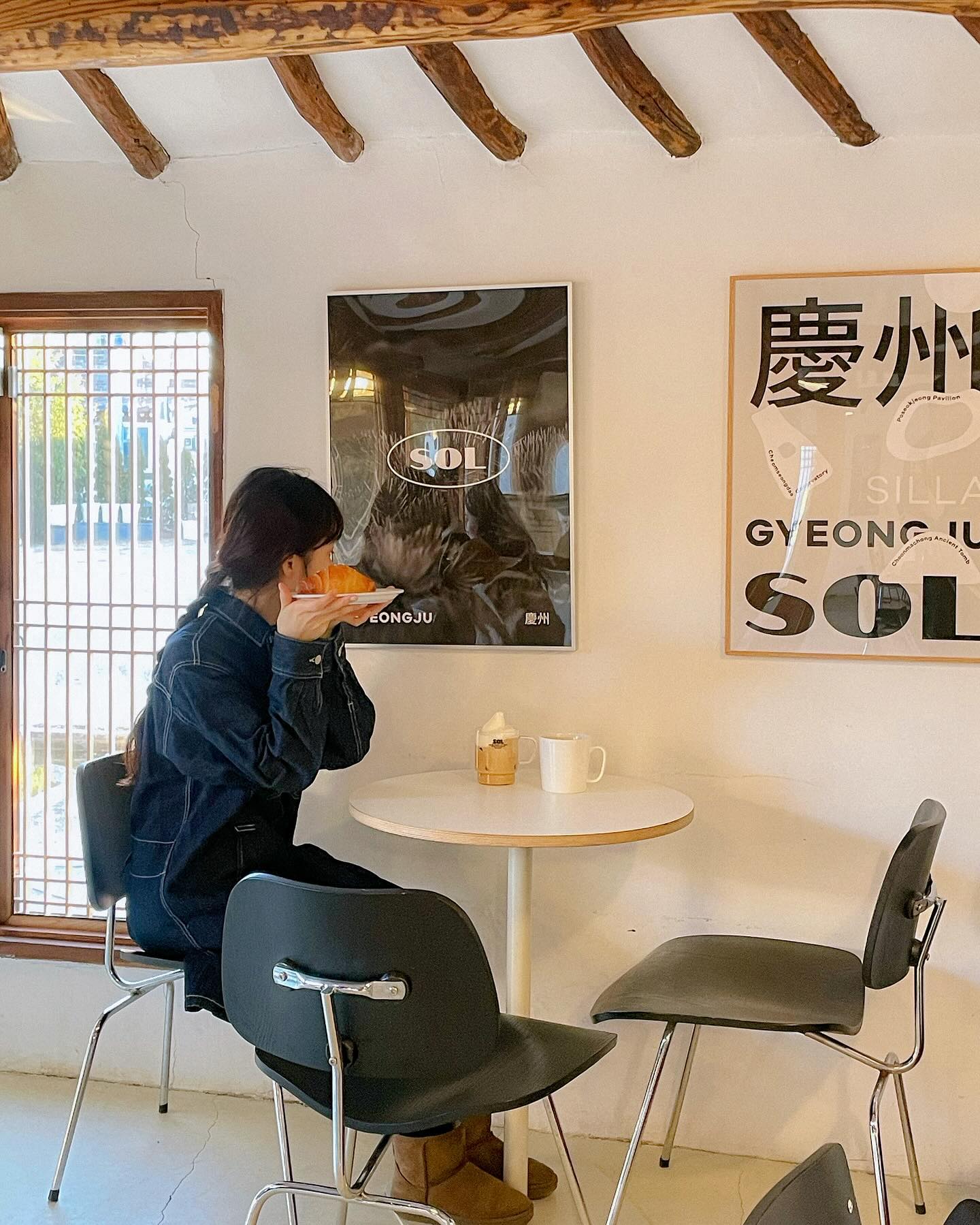🥐
⠀
⠀
⠀
⠀
경주에 여태 황리단길만 다녀왔는데,
바로 앞 시장에 맛도리 천국이었었다는...!
⠀
📍경주 ‘박용자경주명동쫄면 본점’
👉 국물 너무 맛있어서 리필해 먹은 곳,
면을 안좋아하는데 신선한 쑥갓 가득 올라가
진짜 싸악싹 비웠어요! 양도 많아요👍
⠀
📍경주 성동시장 ‘보배김밥‘
👉 우엉 안 좋아하는 사람이 우엉 조림
다 싹싹 남김 없이 다 먹은 곳!!
2줄로만 판매되니 같이 가서 드셔보세용✨
⠀
📍경주 황리단길 ‘소옥’
👉 꼭 마지막에 밥 비벼먹기 K디저트✨
⠀
📍경주 황리단길 ‘카페 솔’
👉 소금빵이 있는 카페
⠀
📍경주 ‘대릉원’
👉 현재 24.01 기준 무료입장이예요!
⠀
📍경주 첨성대 > 월정교 > 동굴과월지
👉 순서대로 뚜벅뚜벅 야경맛집✨
⠀
⠀
⠀
⠀
⠀
⠀
⠀
⠀
⠀
⠀
⠀
⠀
#황리단길맛집 #경주맛집 #경주카페
⠀
⠀