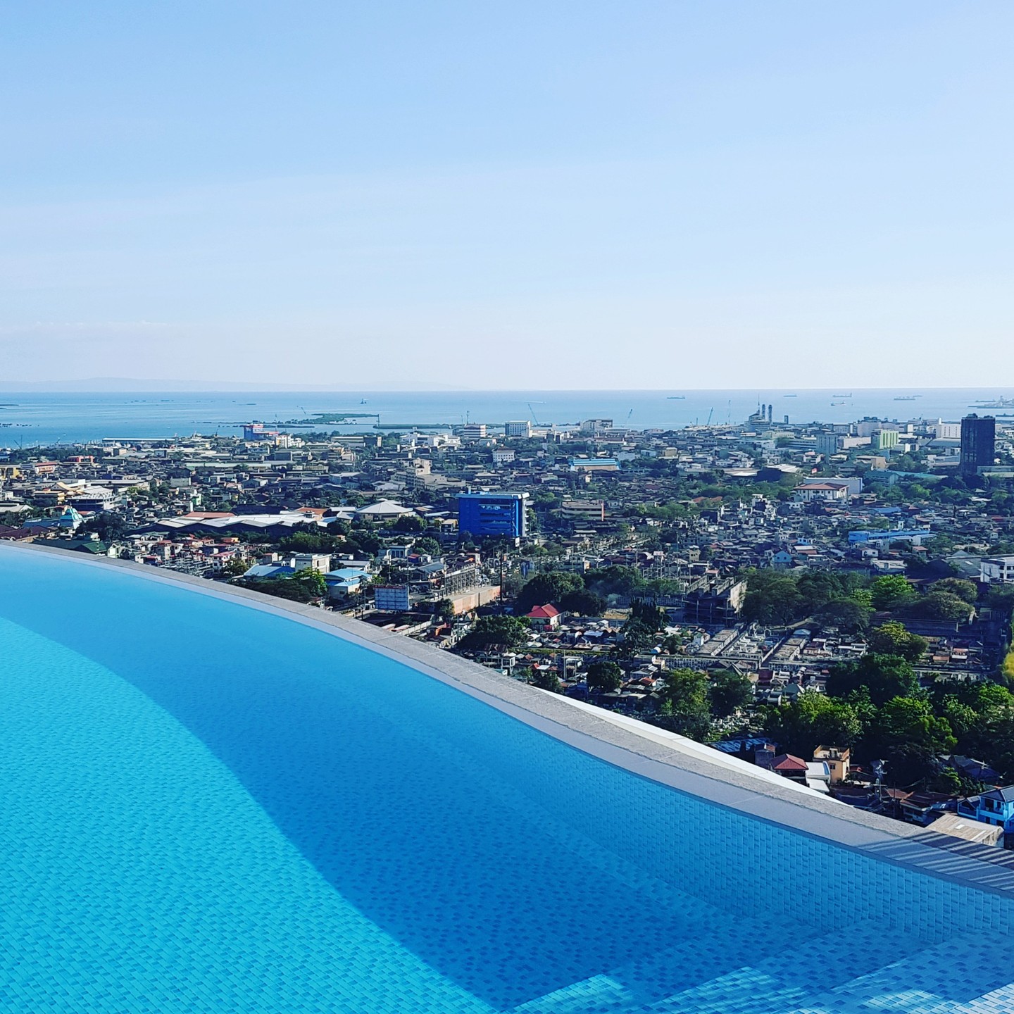 #세부 #세부여행 

저번 세부 여행 사진이에요.
옥상 루프탑 수영장이 매력적이었던
숙소!

시티 중앙에 있어서 아얄라몰 다니기도 좋고 마사지 받으러 가기도 좋았어요.

멀리 보이는 오션뷰는 덤이라는사실!