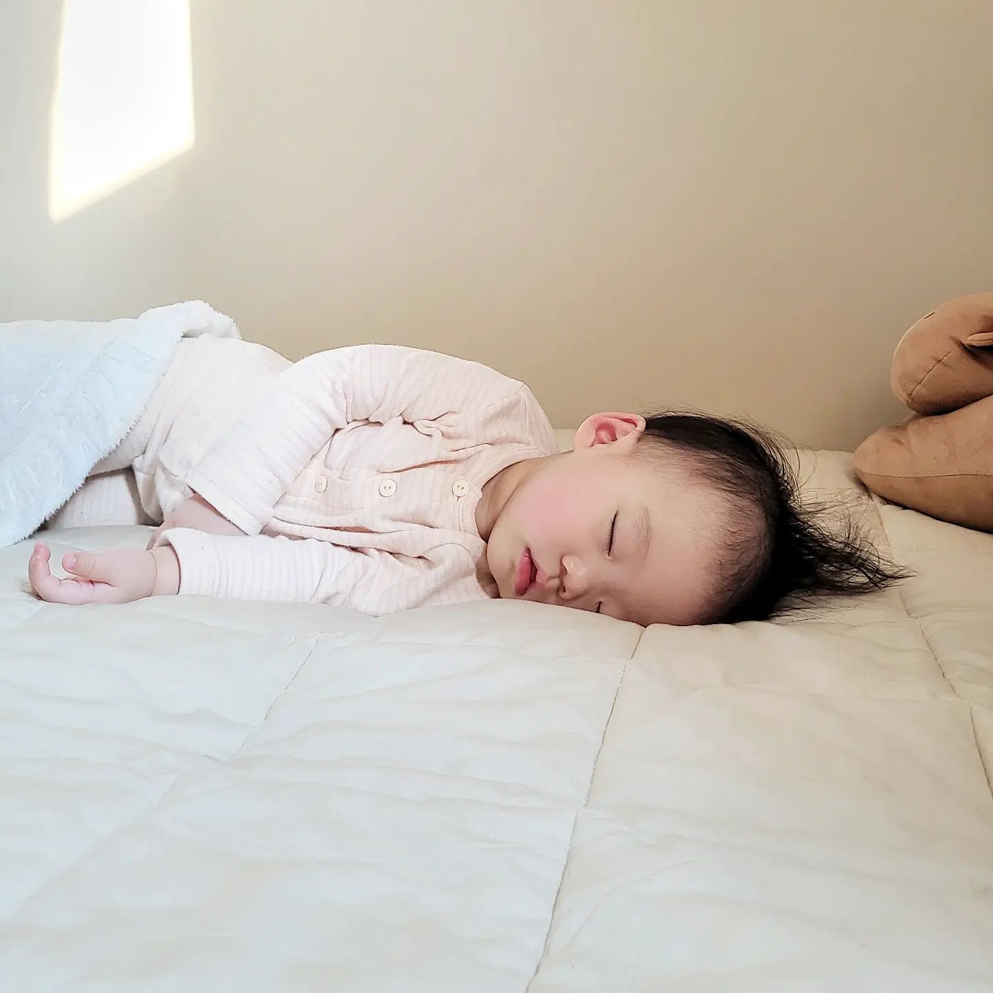넌 천사인게 분명해👼🏻
예뻐도 이렇게 예쁠 수가 있나🤍

코 자고 일어나서 엄마랑 또 놀자๓

#천사같은내딸
#7개월아기
#육아일상기록 
#도치맘일상
