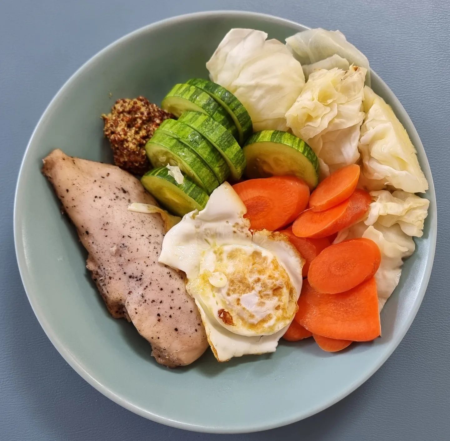 #제품제공

우리집에서 가장 많은 먹는 음식
바로 계란🥚🍳이에요

아이들도 저도
소금 후추 톡톡 뿌려 먹는 계란을
엄청 좋아하는데요😍😍

좋은 기회로
#퍼밋의 #버섯먹은계란을
맛볼 수 있게 되었답니다❤️

국내 최저 콜레스테롤 함량을 가진
버섯먹은 계란🥚🥚🥚

콜레스테롤이 걱정되시는 질환 있으신
분들에게도 안전하게❤️
다이어트 식단과 단백질 보충을
원하시는 다이어터 분들에게도
맛있게❤️

단백질양도 일반 계란보다
무려 5배양인
51.45g!!!👍👍👍👍

HACCP 무항생제 인증도 물론 받은
건강하고 맛있는 계란입니다👏👏

저는 앞으로도 자주 애용할 생각이에요
꼭 꼭 드셔보세요❤️❤️❤️

#퍼밋#버섯먹은계란#계란#계란요리#식단#식단일기#다이어트#당뇨#심혈관#케어푸드