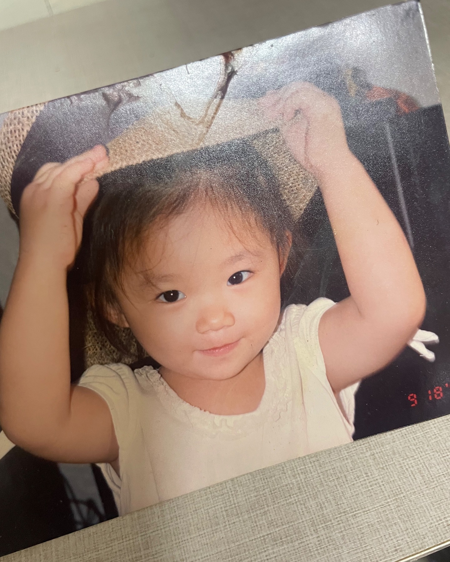 3살 루다맘 하잇! 🙋🏻‍♀️

루다가 보더니 
👧🏻어? 엄마 지금이랑 닮았다!

당연하지 나 어릴 때 사진이라니까..?

#3살 #3살아기 
#아기사진
