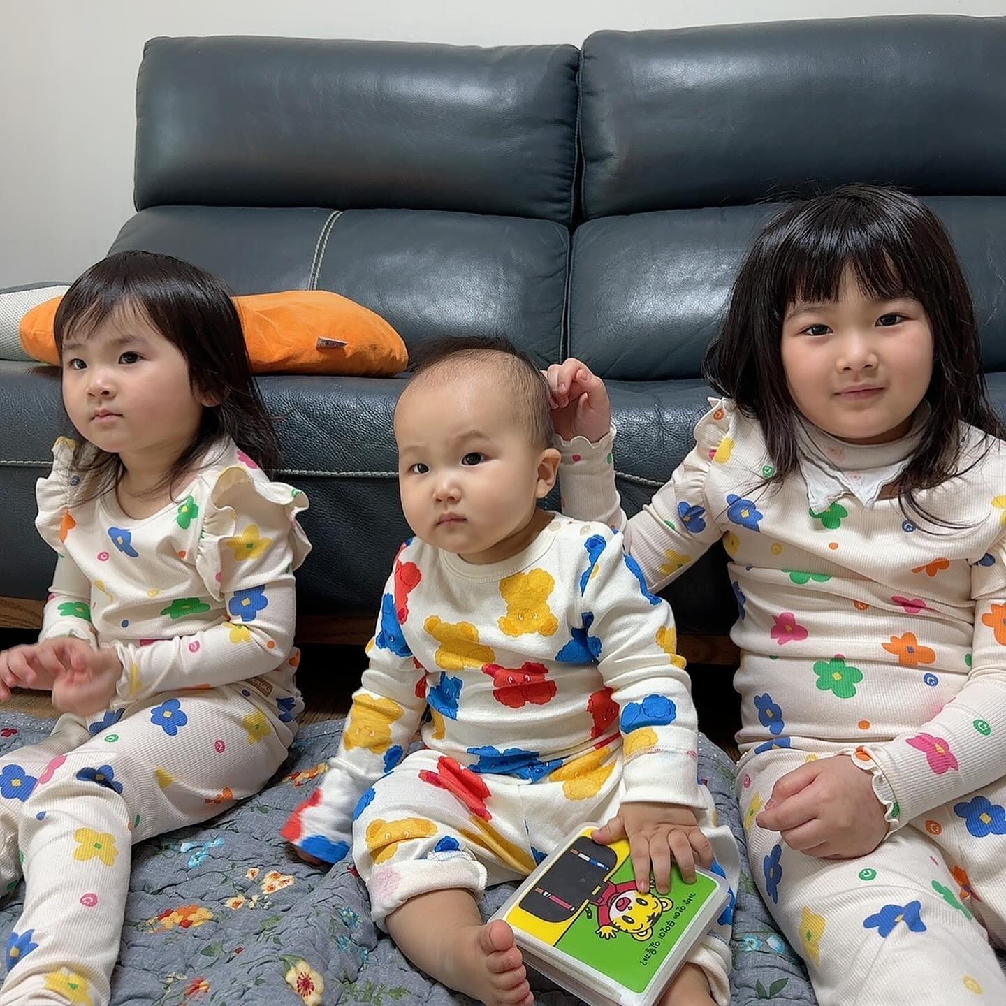 이쁘다둥이네🙃

주말이 아주 순삭!인것 같지만
사진을 보니 다시 떠오르는 
24시간이 모자란 엄마몸🥲
한장을 위해 여러장은 난리가 난
삼남매샷👀
힘들지만 이렇게 보니 이뻐죽겠🙈
봄방학이지만 등원한 유다자매^___^
집에 아직 한발 남았,,🔫
오늘 육아도 화이팅💪🏻
#삼남매일상