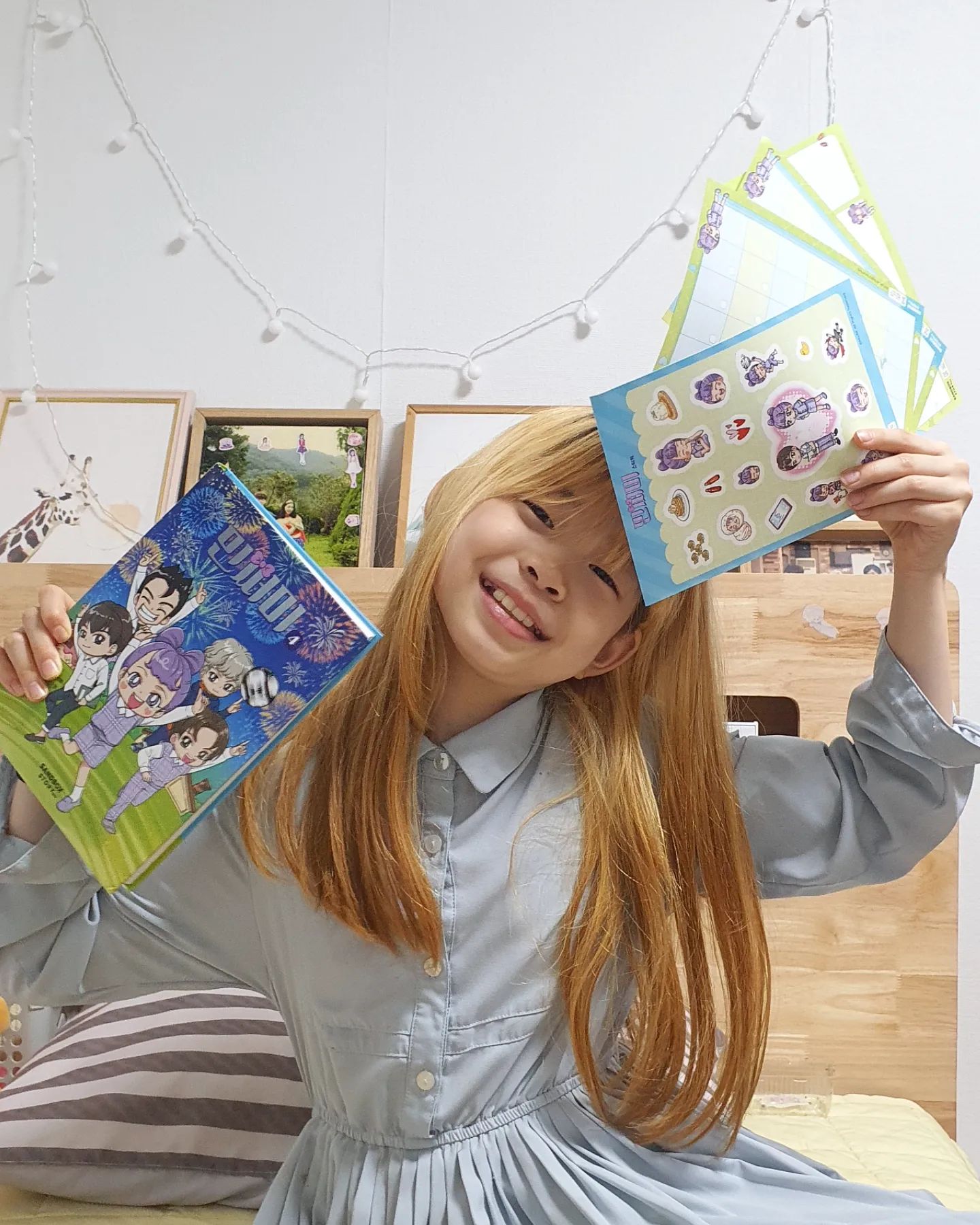 우리 나유니가 좋아하는 민쩌미 ~ 
민쩌미 4권이 드뎌 출간 되어 택배로 받아 신난 우리 나잉 ㅎ
민쩌미의 사춘기를 잘 극복해나가는 친구들과 가족들의 성장하는 이야기인데 
사춘기에 관련된거라 우리 예옹이도 보여줘야 되나 싶은데?? ㅋㅋ

스티커랑 다이어리 부록까지 야무지게 챙겨서 자기 방에 들어가서 한동안 나오지 않으심 ㅎㅎ

 그러곤 나에게 와서 좀 더 크면 쩌미처럼 인기가 많았으면 좋겠다고 하면서 사춘기가 되면 여드름도 나고 엄마 아빠 관섭이 심해질꺼냐고도 물어본다 ㅋㅋ

 언니랑 말싸움에서 이기고 싶어서 민쩌미 책보고 더 배워야 겠다고도 하고 (๑•̀ㅂ•́)و ㅋㅋ

아빠도 쩌미 아빠처럼 맛있는 간식을 해줬으면 좋겠다며 스윽 얘기도 꺼내고는 하지만 옛날 얘기는 안하면 좋겠다며 웃으며 지나감 ㅋㅋ

뭐지 야무지게 잘 읽은 티가 나네 ㅋㅋㅋ ദ്ദി˙∇˙)ว

#민쩌미 #민쩌미4권 #민쩌미책 #민쩌미코믹스 #어린이책 #어린이동화 #샌드박스스토리 #샌드박스