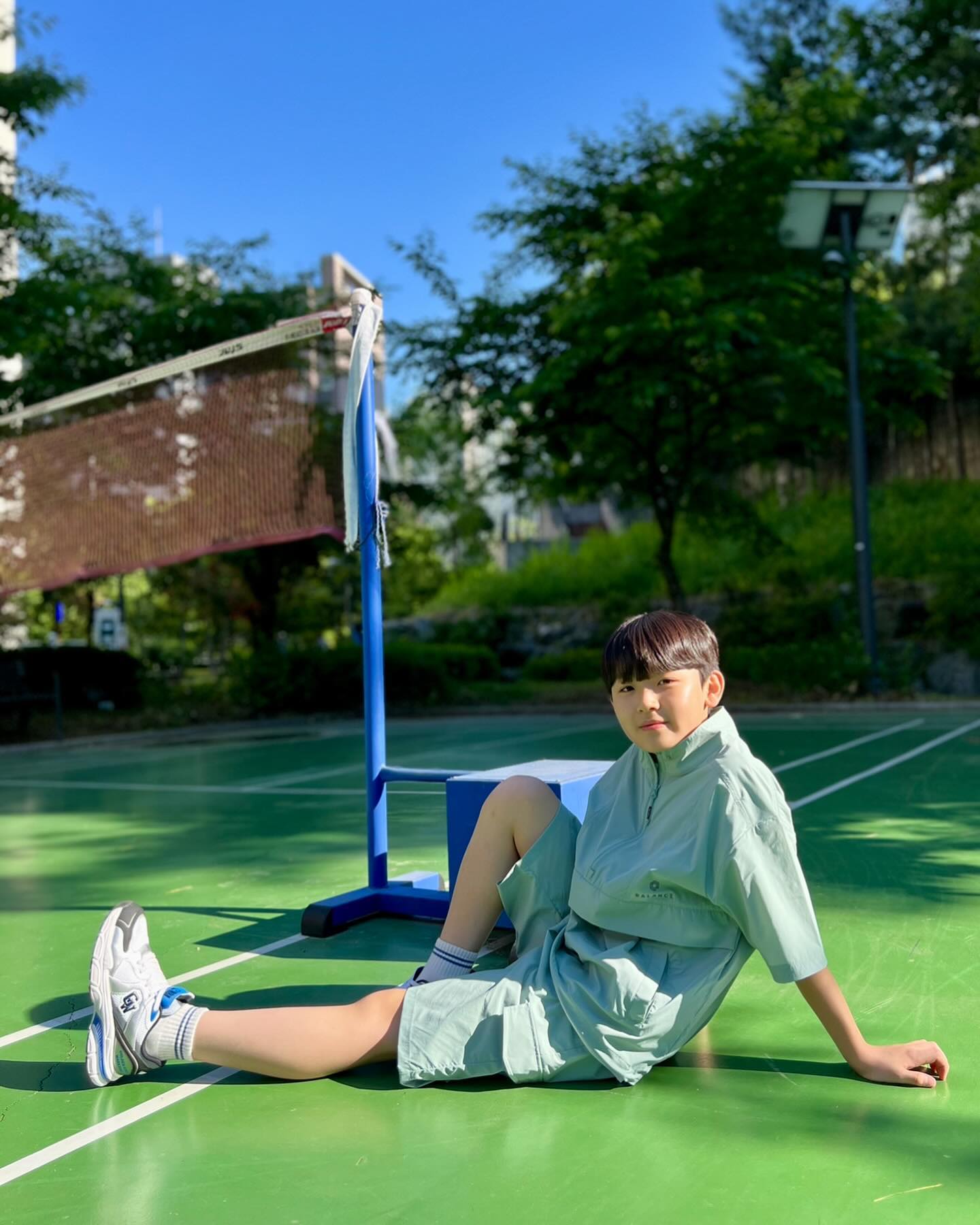 #광고 #제품제공 

.
.
.
-일주일 뭐이리 빨리 지나가나욥~벌써 불금 이야요😆
-이번주말 날씨 좋다하는데 다들 어디가실 예정 이세욥?😊

-오버핏 사이즈로 반 오픈하여 연출 가능한 활용도 높은 
-신축성이 좋은 청량한 터치감의 
-나일론 스판 소재의 반팔 아노락 셋업 🩵
-시원하고 청량하게 탑텐키즈 밸런스 하세요

.

📌준서 147cm 35kg 160사이즈
📌밸런스 홑겹 반팔 아노락
📌밸런스 반팔 아노락 셋업 우븐 쇼츠 

.
topten10kids_official 
topten10kids_balance 

.

#탑텐#탑텐키즈 #탑텐키즈밸런스 #topten10 #탑텐키즈서포터즈 #키즈오오티디 #아동복 #운동복 #탑텐키즈밸런스서포터즈