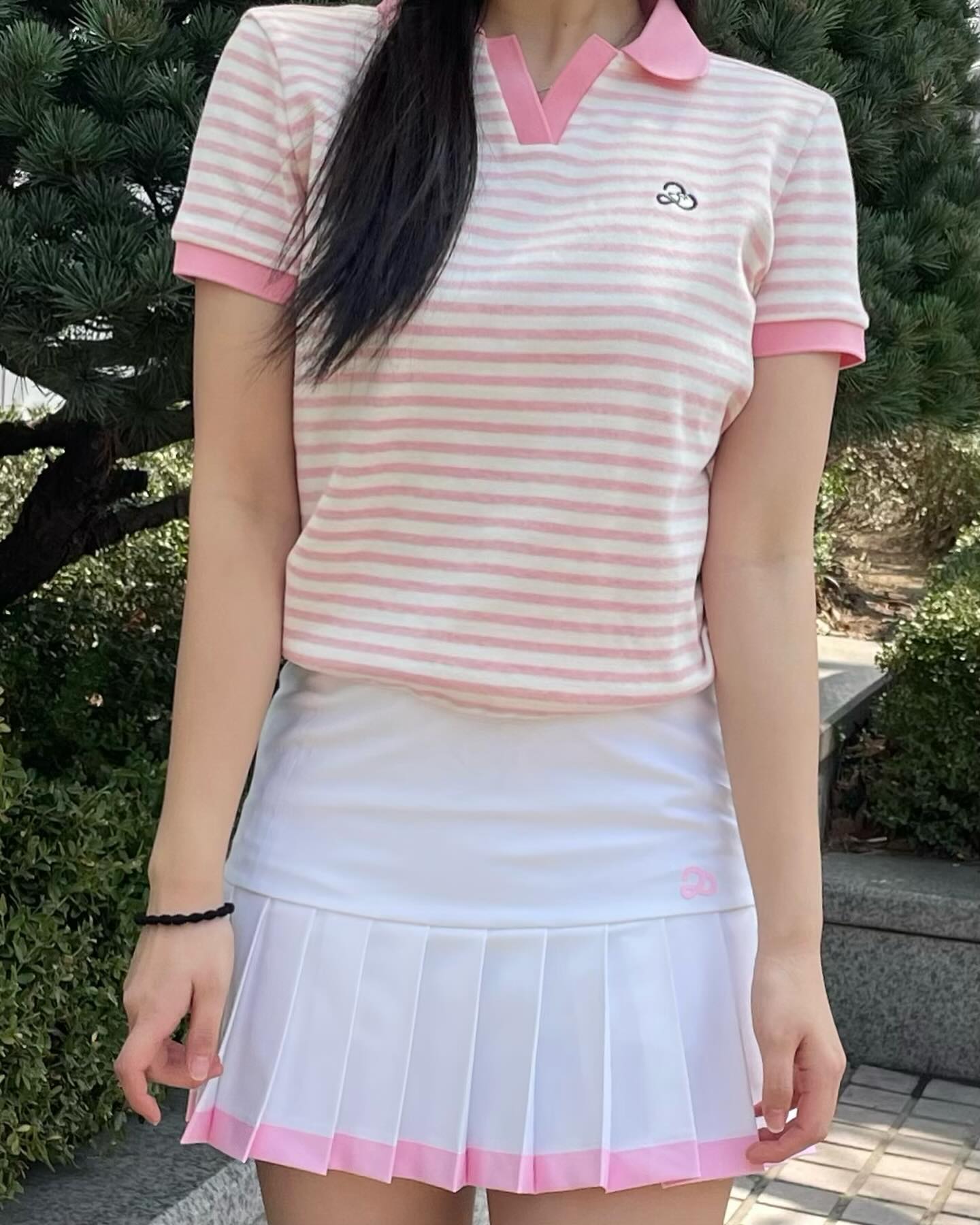 #협찬 밑단 포인트 핑크가 깔끔하면서 더 상큼하게🍓

🎀우수한 냉감효과, UV차단 기능이 있는 기능성 소재를 사용하여 여름철 장시간 야외활동에 적합🙌
🍃가벼운 착용감으로 골프 뿐만 아니라 다양한 스포츠 활동에 적합👍
🍒우수한 밑단 작업으로 선명한 색상과 높은 내구성을 가지고 있어 이염이 잘 되지 않아 야외에서 입기 아주 굿✨
🩳안에 속바지가 내재되어 있어, 여름철 스포츠 활동에도 부담없이 착용 가능~

이번 벚꽃룩은 고민 안하고 바아로 이번룩으로🌸🌸

#투에니스홀 #20thhole #투에니더그 #골프코디 #골프웨어 #골프웨어추천 #스포츠 #골프 #데일리코디 #플리츠스커트 #스커트 #플리츠 #테니스치마 #골프치마 #테니스코디