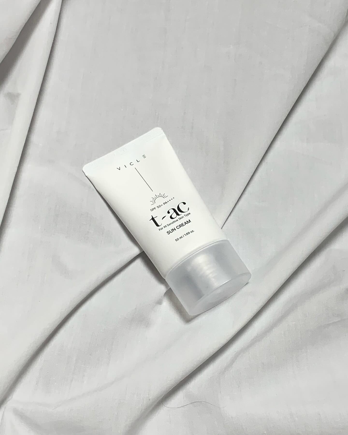 #협찬 vicle_cosmetic #비클

자연스럽게 생기 있는 피부 연출해주는 #티아크선크림 ☁️
무기자차 제품이라 부드럽게 발리고, 속은 촉촉 겉은 산뜻하게 마무리돼서 좋더라구요.
100% 징크 무기자차로 끈적임, 눈 시림도 없으니 민감한 피부에도 사용하기 좋은,,

*4/15 공식몰 런칭 행사가 있을 예정이니 구경 가세요💝

#선크림 #선크림추천 #무기차자 #무기자차선크림민감성선크림 #민감성피부 #suncream
