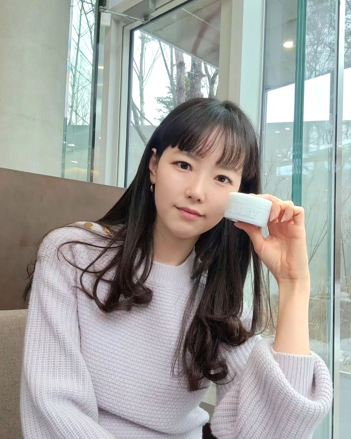 #광고

얼굴 잔주름 형성의 주범에
2중 세안도 포함되어 있다는 사실, 알고 계신가요?
 
세안 후 뽀득 뽀득한 피부가 좋아 
클렌징 오일 후 폼클렌저로 두번 세안을 하던 저였지만

이중세안이 피부노화의 지름길이라는 이야기를 듣고
한번에 메이크업과 노폐물을 확실히 지워주는 제품만
꼼꼼하게 골라 사용하고 있어요.

요새 사용하는 제품은 영국 럭셔리 스킨케어 브랜드 
'이브롬'의 밤타입 클렌저인데
연예인들이 많이 쓰는 클렌징밤으로 입소문이 난 제품이에요😊

자극 없이 메이크업을 한번에 지울 수 있고,
전용 모슬린 클로스를 사용하면 각질제거까지 가능해서
너무 편하고 좋아요👍

게다가 세안 후에도 당기는 느낌 없이 촉촉함이 유지되어
무척 만족하며 사용하고 있답니다🩷

현재 한국 재런칭 기념으로 이브롬 코리아 공홈에서
최대 50%할인과 프로모션 제품증정 이벤트까지 하고 있다고 하니
관심있으신 분들은 한번 둘러보시길 바래요💗

📌이브롬 공식 스토어  http://evelom.co.kr

.
#이브롬 #이브롬클렌저 #이브롬클렌징밤 #연예인클렌징밤 #명품클렌저 #블랙헤드 #각질제거 #저자극 #수분공급 #EVELOM