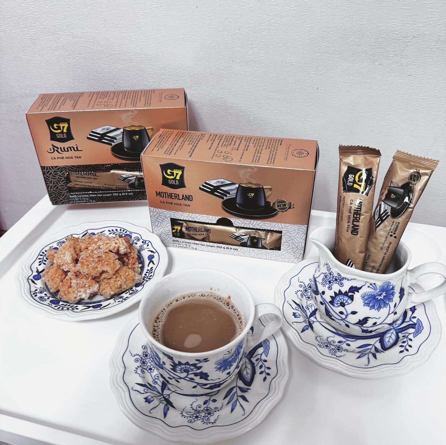 #G7커피 #g7gold #g7믹스커피
g7coffee_korea 

⭐️g7 골드 마더랜드&루미

집에서 느끼는 베트남 커피☕️

커피에 뜨거운 물을 붓는 순간 진한 향이 
공간을 가득 메워줍니다 덩달아 기분도 좋아져요

골드마더랜드는 향긋한 진저향과 
자연스러운 단맛이 느껴져요 
골드루미는 프리미엄 로부스타 원두와 
로스팅의 퀄리티가 완벽하답니다🫶

저는 여기에 우유까지 더해서 더욱 고소하게 
즐겨주었어요 달달하니 너무 맛있어요🤭

G7 골드 2종 제품은 쭝원레전드코리아 
공식 네이버 스마트 스토어에서 구매 가능합니다