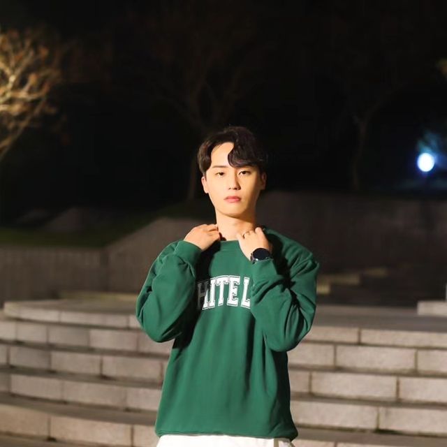 용욱 on Instagram: "#광고 @1rony9orno_official로부터 IRT126 유니섹스 올드스쿨 화이트라인 로고 아치 레터링 세미오버핏 맨투맨을 제공받았습니다 ✔️ POLY 27% COTTON 73% ✔️ 어깨선을 자연스럽게 드