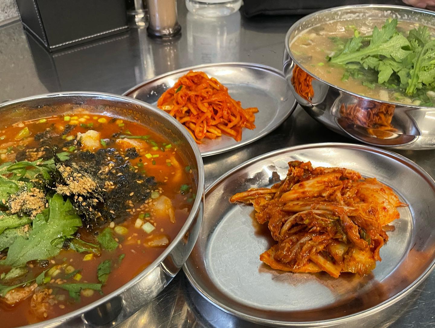 #협찬 뚝방집
장안동 칼국수/수제비 맛집입니다!
이곳은 매일 당일 신선한육수와 매일 직접 담근 김치 
그리고 주문즉시 면을 뽑기까지 어느하나 허투루
 하지않는 찐맛집이예요.👍

칼국수/수제비 양이 어마어마하고 
국물도 진짜 깔끔하고 시원해요 !!!
제일 대박은 김치가 진짜 맛있어요 추천해요 !!!😁

#뚝방집
✔️위치 : 서울 동대문구 장한로12길 8
✔️영업시간 : 10:30-22:00
(브레이크 타임 15:00-16:00)
✔️매주 일요일 정기휴무
✔️공영 주차장 주차

#장안동맛집#장한평역맛집 #얼큰이칼국수 #얼큰이수제비 #직화불고기 #장안동술집#장안동칼국수#장안동불고기