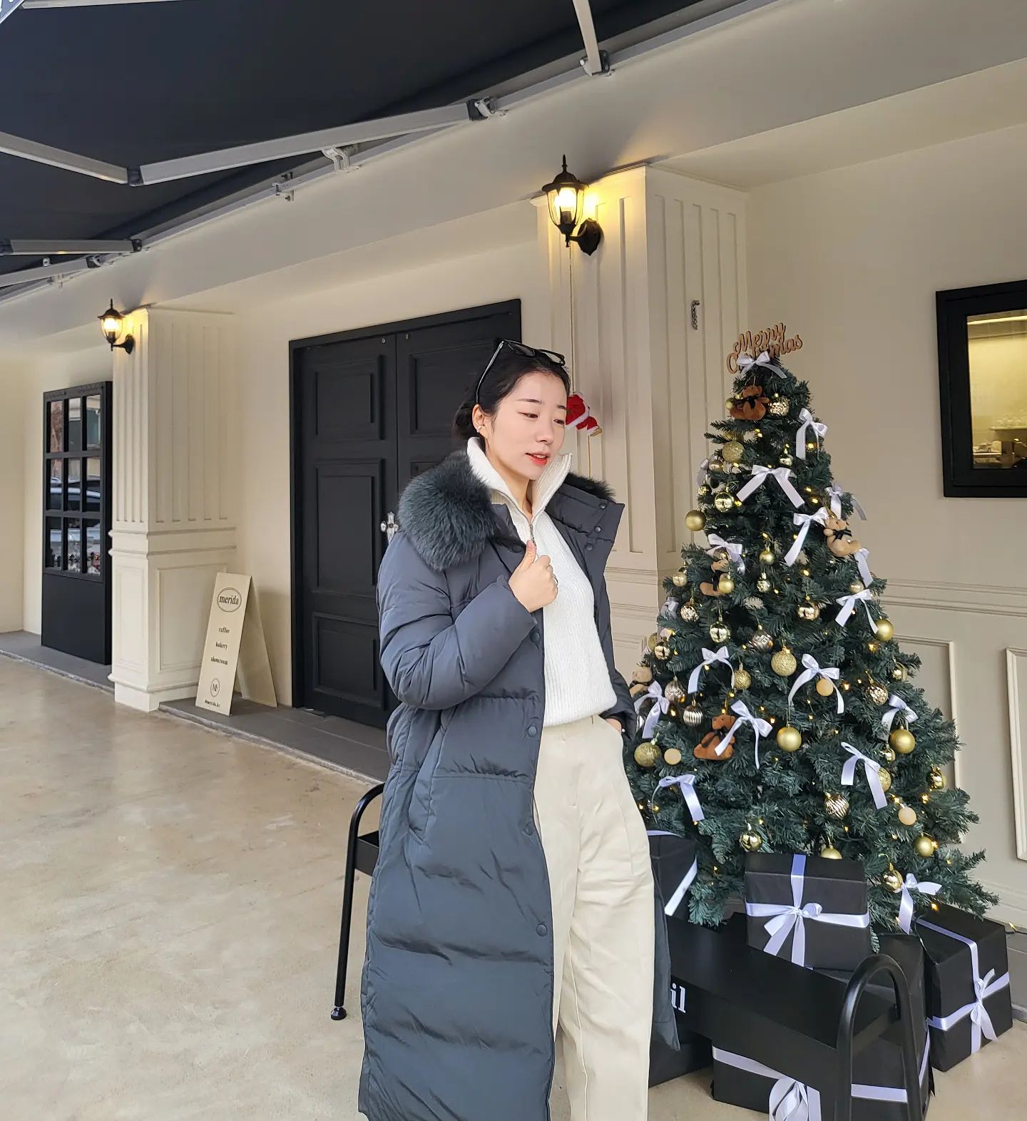 100% 사가폭스 덕다운 롱패딩이
이 가격 실화 맞아요🩶 
드디어 오픈되었습니다:)
덕다운이라 깃털같이 가볍고
카라부분 리얼사가폭스가 풍성하게 들어가 있어 사가폭스값만 해도 이 가격 안나와요
사가폭스퍼는 분리해서 따로 머플러처럼 연출 하실 수도 있어요:)

완전 얇은티 한장 입고 이거 입어도
엄청나게 후끈후끈 따뜻합니다
저는 s사이즈 55 입었구요
165cm 50kg인데 요 패딩은 s사이즈 넉넉합니다
굳이 일부러 크게 주문안하셔도 됩니다:)

드옹에서 제작한 드옹라벨이 붙어있는 덕다운 이구요
판매는 제가하는 대신
로렌유에서 요 패딩 포함 12월한달간 2개 품목 이상 구매하신분께 12월 말일에 취합해서 1월에 로렌유 슈즈 사은품 보내드릴게요🩶
가격적인 혜택부터 빅이벤트인데 슈즈선물까지 이런게 득템 👍 

리얼사가폭스 덕다운 롱패딩 14만원대
제가 입어보니 최소 40만원 이상은 줘야 살 수 있는 퀄리티 더라구요!
믿고 구매주시면 됩니다🩶

#품절되기전에얼른하셔요
#주문후바로발송
#겨울패딩은이걸로종결
#이번주일요일까지만주문가능합니다