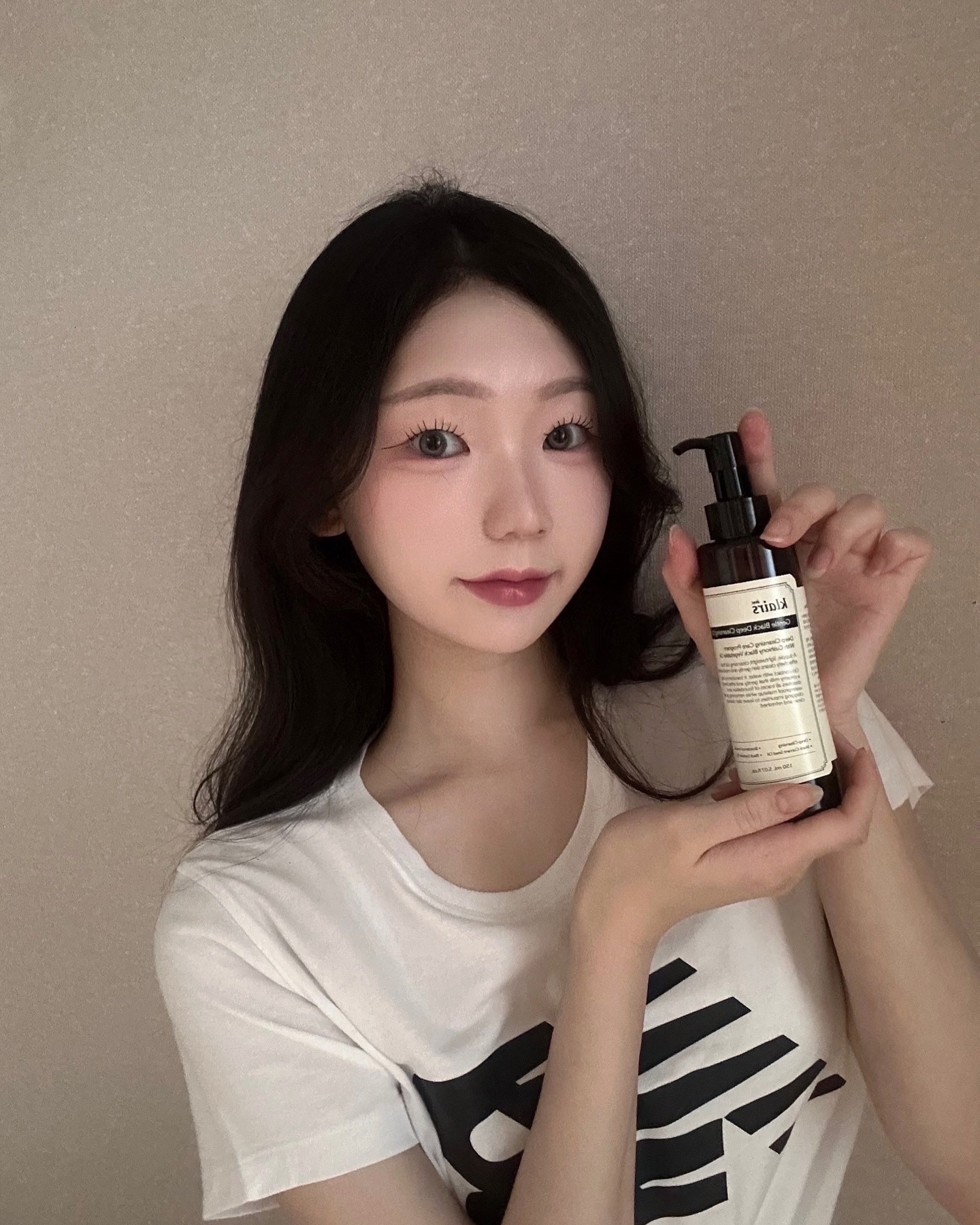 #제품제공 x dear_klairs 

요즘 더운 날씨 때문에 피부화장에 신경을 많이 쓰게 되더라구요💦 그런데 바르는 것 만큼 지우는 것도 중요하잖아요~!!

마침 저번에 선크림을 보내주신 클레어스에서 이번에는 젠틀 블랙 딥 클렌징 오일을 보내주셔서 사용해보았습니다😶‍🌫️

제가 클렌징 오일을 고를때 가장 중요하게 생각하는 두가지가 저자극인지와 세안력인데요!

젠틀 블랙 딥 클렌징 오일은 푹신한 쿠션감의 클렌징 오일이라 자극적이지 않아서 클렌징 후에 피부가 편안하더라구요☺️

그렇다고해서 세안력이 떨어지지도 않고 모공청소까지 싹 해주는…✨

간혹 클렌징 오일 사용 후 마무리감이 조금 미끌거리거나 답답하게 느껴지는 경우도 있는데, 젠틀 블랙 딥 클렌징 오일은 산뜻하게 마무리되는 점이 특히 좋았어요🫶🏻

이 제품은 올리브영에서도 만나볼 수 있으니, 소중한 피부! 산뜻하게 관리해보아요🤍

#클레어스 #젠틀블랙딥클렌징오일 #클렌징 #클렌징오일 #블랙헤드 #클렌징추천 #딥클렌징 #저자극클렌징 #올리브영추천템