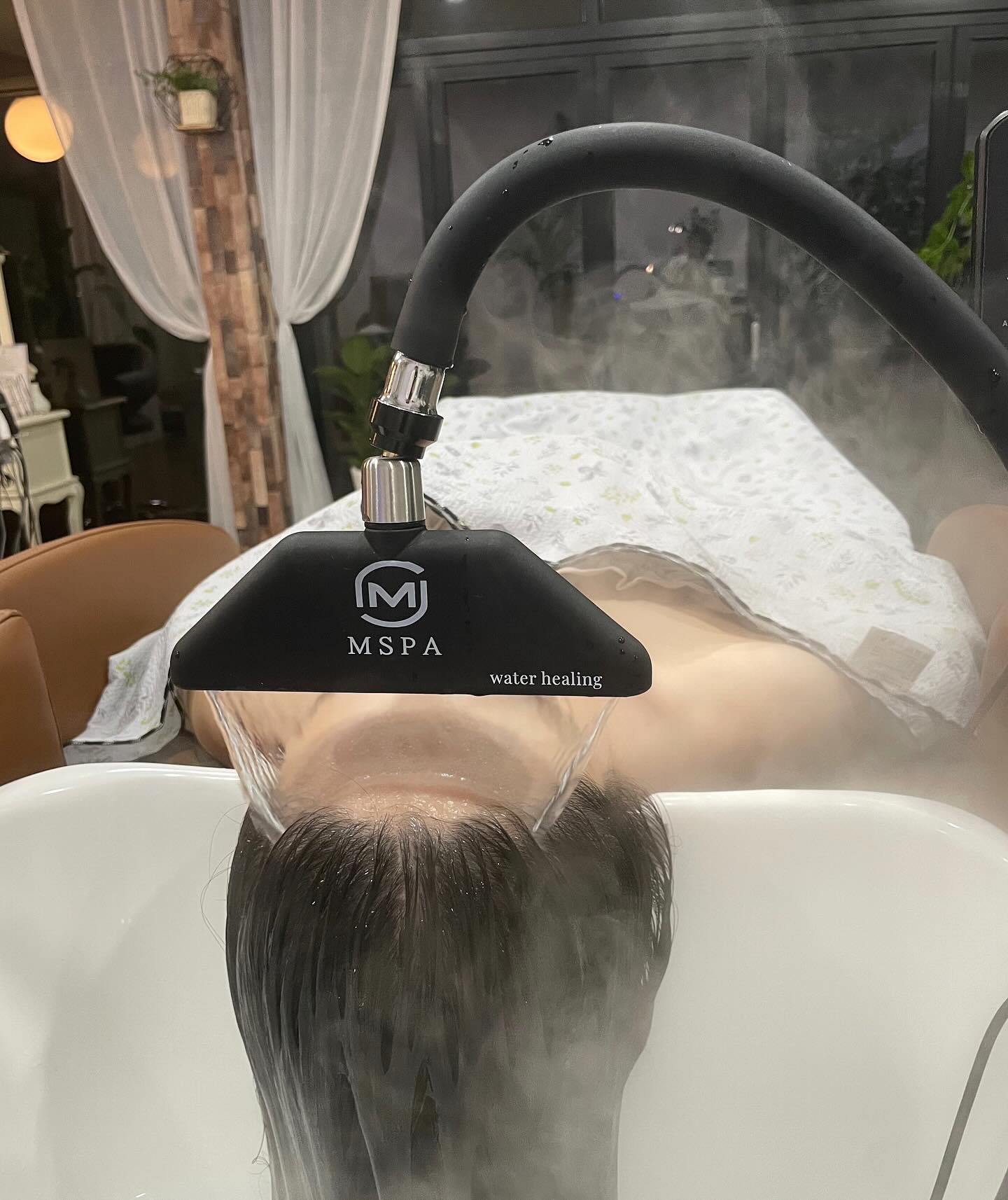 #협찬
힐링하버에서 힐링하다🌿
출산 후부터 쭉 정수리탈모 신경 쓰이긴 했지만
이렇다할 관리나 치료는 받지 않고 지냈었었어요
그러다 알게 된 힐. 링. 하. 버💚
헤드스파는 처음 받아보는데요, 너무 좋더라구요 :)

제가 받은건 90분정도 소요되는 꿀잠 프리미엄 케어였는데 
스트레스로부터 지친 몸을 힐링시켜주면서 
두피와 모발까지 케어하는 복합멀티케어였어요!💆🏻‍♀️
관리 전 두피 상태를 체크하고 관리 후에 또 체크해 비교해봤는데
1회 관리만으로도 묵은 각질과 피지 제거가 되는게
눈으로 보이니 너무 신기했어요🫢💛

현재 저는 모발이 얇아져있고 앞으로 더 얇아질거라고 해요
알고는 있었지만 직접 들으니 이대로 두면 안되겠단 생각이,,🥲
그래도 두피 상태는 양호한 편이라고 해주셔서 안심이 되었어요
두피가 정말 안좋은 분들은 두피 전체가 다 빨갛고
각질에 심한경우 뾰루지 등 염증 증상까지 보이니까요
이게 다 탈모로 이어지니……틈틈히 관리를 해줘야겠죠!

두피 진단 후 호호바오일과 두피에 좋은 오일 발라주시고
마사지기로 마사지 해주시고 목이랑 승모근도 풀어주셨어요
스켈링, 샴푸, 팩관리, 스팀, 수기관리까지 퍼펙트했는데
특히나 팩 도포 후에 해주시는 두피마사지는..극락입니다🩷
잠들뻔했어요 ㅋㅋ(원래도 머리 만져주면 자는 사람😴)
중간중간 설명도 알기 쉽게 해주셔서 좋았구요
팩과 트리트먼트 완료 후 플리즈마 관리까지 해주셨는데
하나하나 세심하게 신경써서 해주시는 느낌을 받았어요

힐링하버는 헤드스파 뿐만 아니라 바디와 스킨케어도 하더라구요
뭔가 예신, 예랑님들 같이 받으면 너무 좋을 것 같았어요👰🏻‍♀️🤵🏻‍♂️
저도 신랑이랑 커플로 같이 받으면 좋겠다는 생각이 들었거든요
그래서인지 체어도 두 대가 나란히 놓여 있더라구요^^
피부에만 공들이지 말고 두피,모발 관리도 꼼꼼하게 해요 우리💗

#강릉헤드스파#강릉두피케어#강릉커플스파#강릉스파#강릉두피관리추천#강릉두피관리#강릉힐링하버#힐링하버#커플스파#강릉여행#강릉데이트코스#강릉가볼만한곳#강릉가볼만한곳추천#강릉맘#데일리#일상#맞팔#선팔#소통