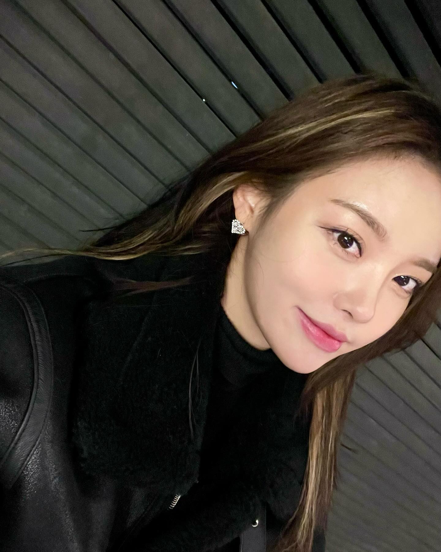 🖤같은 사람 다른 느낌! 어떤 스타일이 제일 낫나요 ? 🤍
사진 속 귀걸이는 모두 #attica ✨
