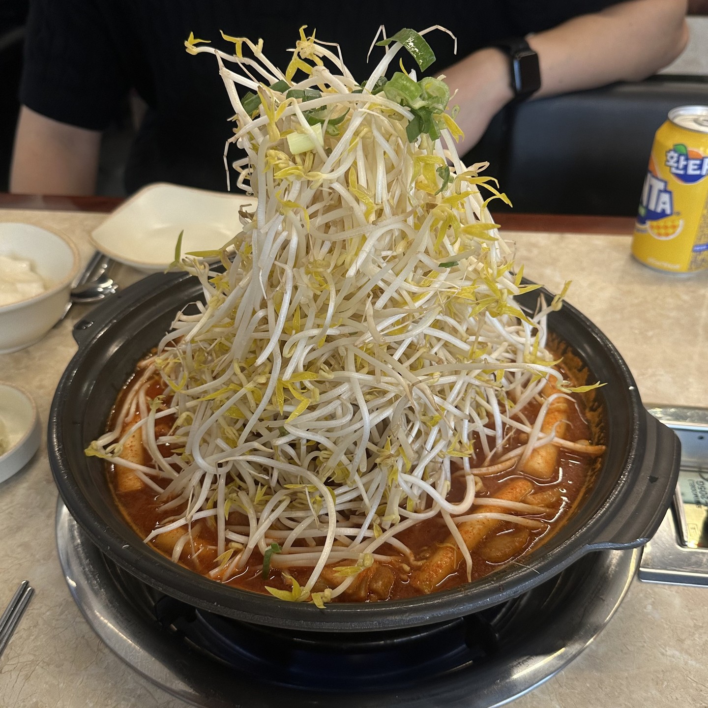 혜화역 찜닭 맛집 탐방🍚

'쪼리닭'
2인이서 먹으면 배가 터지는 쪼리닭
사장님 양조절해주세요ㅠㅠㅠㅠㅠㅠ

📌국물쪼리닭
숙주가 산더미처럼 쌓아져서 나온다.
먼저 떡을 먹어주는데 소스가 떡에
스며드려서 진짜 너무 맛있었다.
뼈찜닭X 순살닭다리살O
부드러움 그 자체 입에서 녹는다.

📌쪼리감자전
이건 한입 먹어보면 시키기 잘했다라는 생각이 듬
감자전보다 감자채전을 좋아하는 나에게
최고의 감자전이였다.
그리고 소스가 약간 치폴레 소스 느낌.
매콤해서 감자전이 하나도 안느끼했다.

하이볼이 저렴해서 먹어보고싶었지만
알쓰라 환타로 변경ㅎㅎㅎㅎㅎㅎㅎㅎ
진짜 혜화에서 데이트 하거나 연극 보러 가면
쪼리닭 무조건 들려야한다! 완전 강추!!

✅ 볶음밥은 당연히 먹어야한다는 점 참고!

📍쪼리닭 혜화대학로본점
⏰ 평일 11:00~22:00
 주말 12:00~22:00

#대학로맛집 #대학로술집 #혜화 #혜화역맛집 #혜화밥집 #혜화맛집 #닭볶음탕 #닭볶음탕맛집 #협찬 #리뷰노트