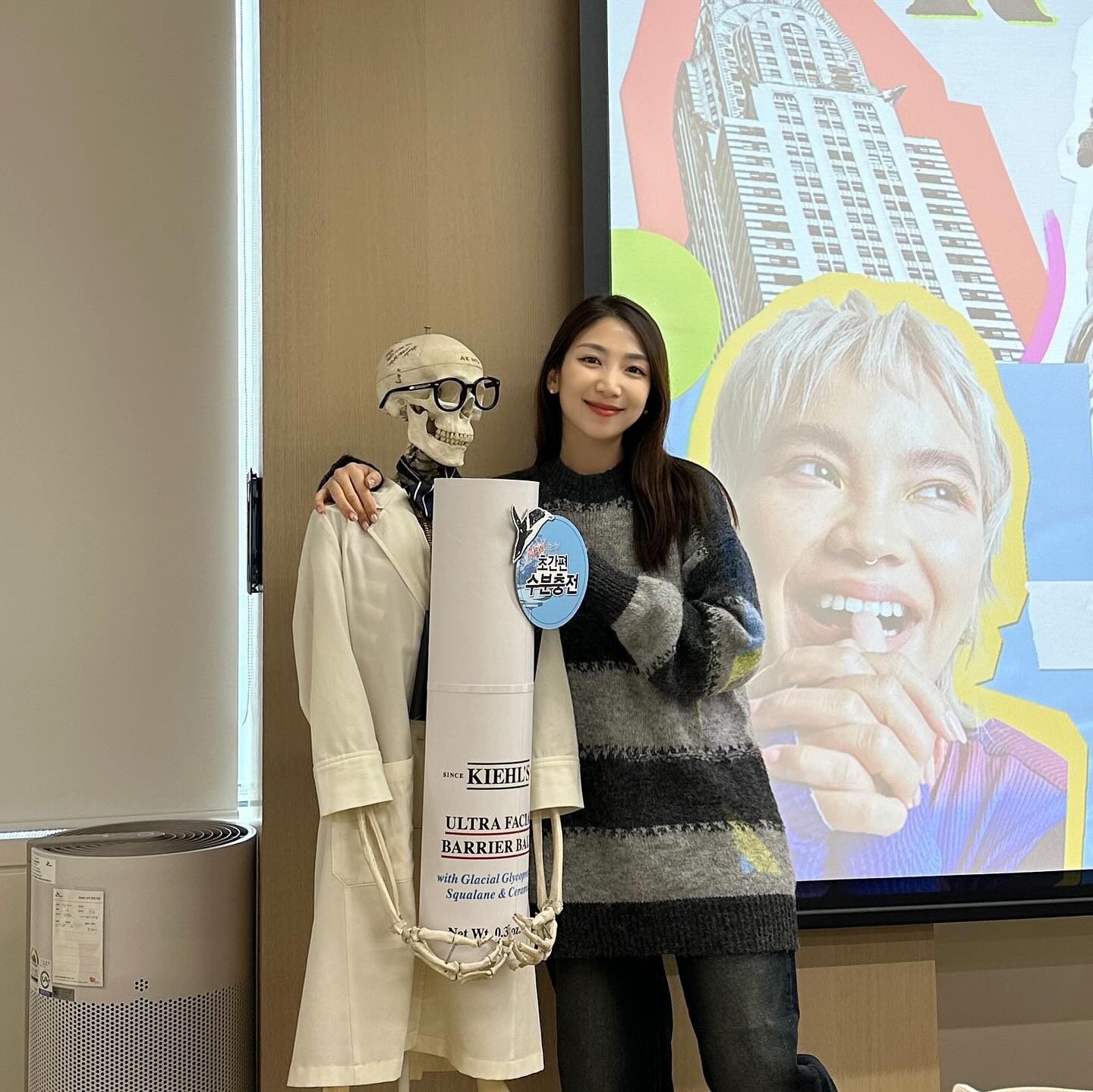 여러분 제가 올해 키엘프렌즈로 활동하게 되었어요🤍키엘 초대로 베스트셀러와 새로운 제품들 경험해보고 왔는데, 평소 4세대 울트라 훼이셜 크림 등 워낙 잘 쓰고 있던 브랜드였음에도 제가 몰랐던 매력적인 제품도 많더라구요…!!이번에 새로 나온 울트라 훼이셜 베리어 밤은 특히 건조할 때 바르기 너무 좋아서 강의 듣는 내내 손등에 바르고 문지르고를 반복ㅋㅋㅋㅋㅋ앞으로 일년 내내 키엘의 여러 제품들 경험해보면서 후기 전해드릴게요🫶🏻 #키엘 #키엘프렌즈