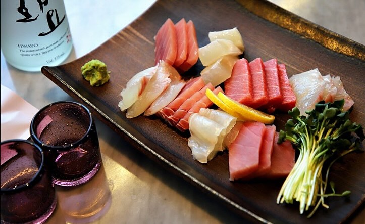 가성비 좋은 #강남스시집 발견했어요👀!!!
뱅뱅사거리 근처에 위치한 전통일식 #양재역맛집 #진스시 입니다
제가 또 회라면 정말 환장하는디, 여기는 숙성회가 정말 신선하고
완전 두툼해서 입안 가득 행복을 느낄수 있어요🤍!
코스요리까지 있어서 구성 또한 완벽하더라구요
가성비갑 점심&저녁 코스요리 추천🙋‍♀️

게다가 가격대비 무지 합리적, 저렴한편이라 한번 다녀오신분들은 
자동 단골이되게 만드는 #양재역스시 게다가 룸이 많아서 상견례,
가족모임,회식자리로도 찐 추천드리는 #서초동맛집 곳이랍니다👏👏 

◼️양재 진스시◼️

📍서울 서초구 강남대로43길 22-2
☎️ 02-588-3330