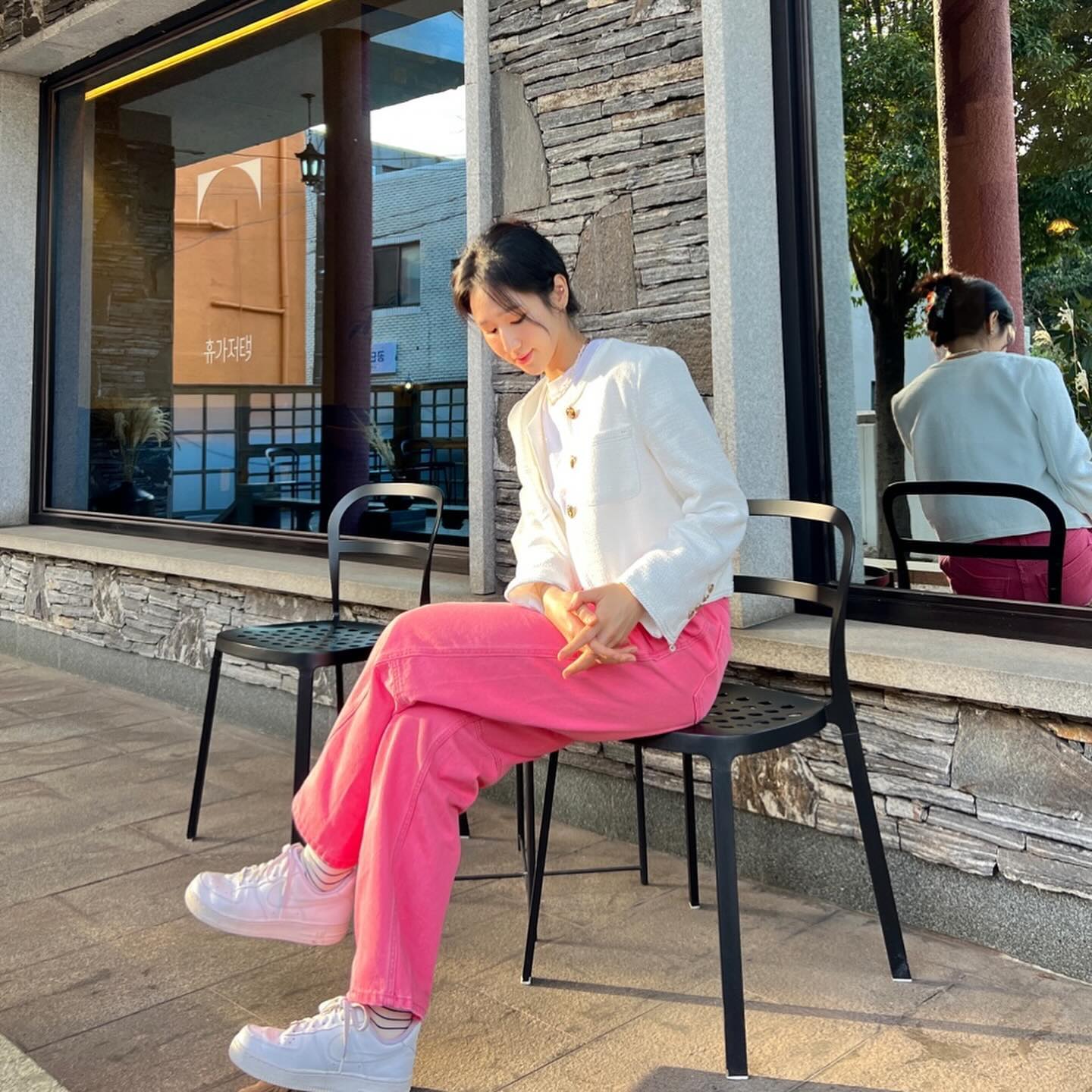 매일 운동복만 입다가 
오랜만에 맘에드는 트위드자켓 만남🤍🫶🏻 
핏도 예쁘고 예쁜 화이트 컬러라 휘뚜루마뚜루 데일리자켓으로 딱임🥹🥰

마무리는 오랜만에 찍어본 거울셀카루..🩷 
근데 거울뒤에 사람있더라..🫢😂 한 20장 찍었는디…😂😂ㅋㅋㅋㅋ

#트위드자켓 #어셀브 #여자데일리룩 #여자쇼핑몰