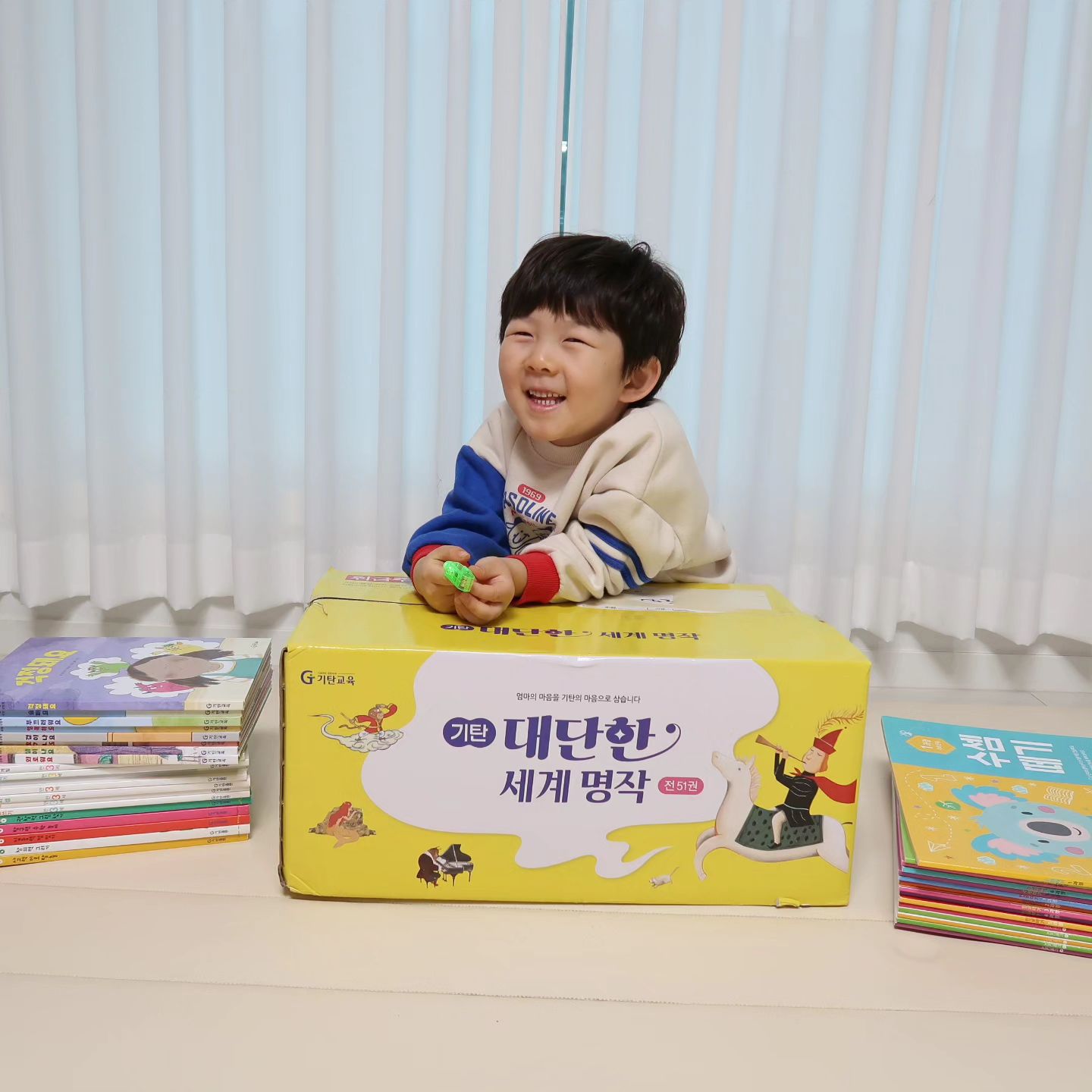 #협찬

기탄교육 서포터즈 제품들 가득 도착했어요~
명작동화 전집부터 감정책, 한글/영어/수학 워크북 등
다양한 책들이 크리스마스 선물처럼 왔답니다❤️

이번주는 수셈떼기 수학워크북으로 홈스쿨 해봤어요
단계별로 유아부터 초등까지 하루 한장씩 하면 좋은 워크북이라 엄마표하시는 분들도 부담없어요~

수셈떼기 1-5단계는(6-10단계도 있음) 
4-7세에 적당한 수준이에요.

숫자 따라쓰기부터 선긋기, 미로찾기, 색칠하기, 다른그림찾기, 스티커붙이기 등
놀면서 배우는 수학이라 지루하지않고 재밌어요👍

앞으로 다양한 책후기 보여드릴게요!

gitan_official_ 
-
#기탄교육 #기초탄탄 #문해력 #놀이수학 #엄마표수학 #유아수학 #단계별수학 #수학학습지 #겨울방학수학 #홈스쿨수학 #수학워크북 #수셈떼기