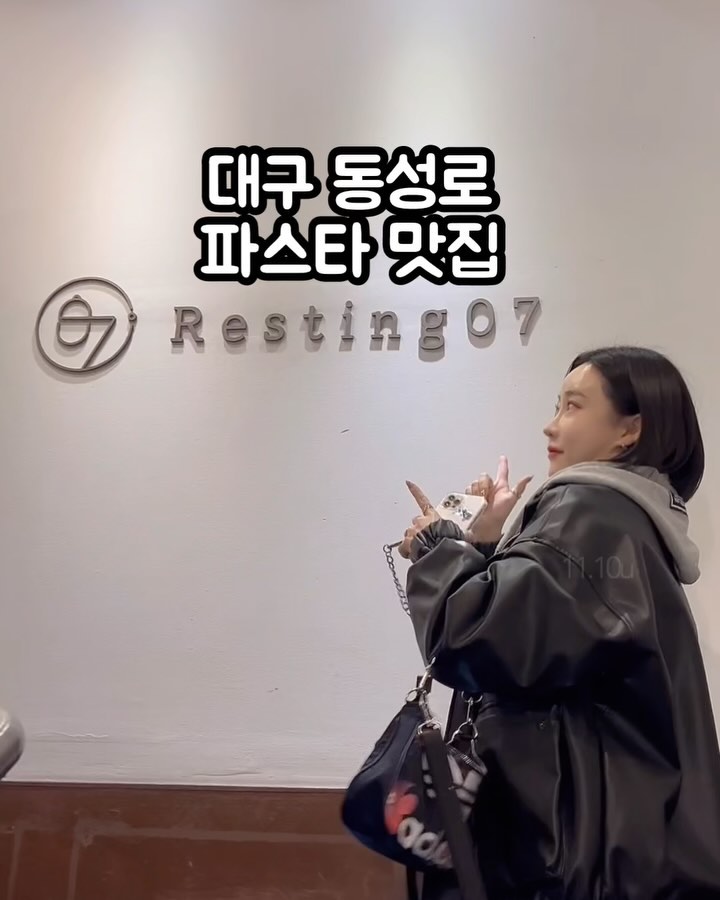resting07 요즘 푸파하러 다녀요🤣
동성로 양식집 추천🍝
룸도 마련되어 있는 모던한 느낌의
데이트하기 좋은 분위기 좋은 맛집 ‘레스팅07’

다양한 양식 메뉴는 물론,
맥주,칵테일,와인 등 다양한 주류도 있어서
기념일이나 데이트 코스로도 제격!

둘이서 메뉴 3개 순삭하고 왔다면 맛은 말모ㅎ

🍽️ 찹스테이크 필라프 🌶️🌶️
🍽️ 감베리 로제 파스타
🍽️ 스위트 베이컨 프리타타

⠀ 
⠀
⠀ 
⠀
⠀🏡 레스팅07
- 대구 중구 동성로3길 67 (2층)
- 매일 11:30 - 21:50(라스트오더 20:40)
- 15:00 - 16:30(브레이크타임)
- 네이버예약가능

⠀ 
⠀

 #레스팅07 #동성로맛집 #동성로파스타 #동성로데이트코스 #대구양식 #대구파스타맛집 #동성로밥집 #대구밥집 #대구맛집 #대구핫플 #대구먹방 #대구맛집추천  #대구맛집투어 #대구맛집탐방 #대구맛집일보 #오늘뭐먹지 #오저추 #먹스타 #먹방 #먹방스타그램 #먹팔 #맛스타그램 #먹스타맞팔 #맛집투어