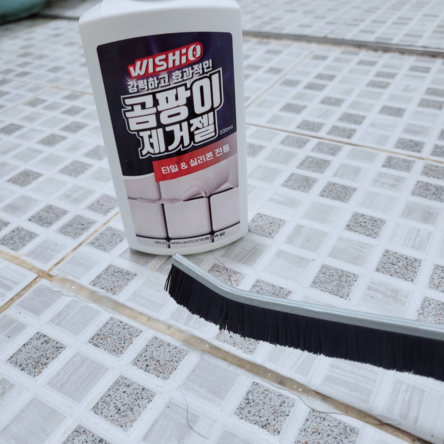 #협찬
위시오 곰팡이 제거젤
.
집 청소할 때마다 곰팡이 때문에 정말
스트레스가 이만저만이 아니었어요😫😫
타일 틈새나 실리콘 사이에 끼어있는 곰팡이는
그냥 손으로는 도저히 지워지지 않아서 골치가 아프더라고요

이 제품 저 제품 다 써보다가
위시오 곰팡이 제거젤을 알게 되서 써봤어요!
젤 타입이라서 발라보기도 쉽고
흘러내리지도 않아서 편하더라고요

곰팡이 낀 곳에다 젤을 꼼꼼하게 발라주
제품 설명대로 2~3시간 정도 기다렸어요

그리고 나서 물로 씻어내는데 정말 깜짝 놀랐네요
틈새솔로 문지르니까 곰팡이가 거의 흔적도 없이 사라졌어요!

그 전에 써본 다른 제품들로는 아무리 문질러도
안 지워지던 곰팡이가 말끔히 없어져서
정말 기분이 좋더라고요☺

더 좋았던 건 독한 냄새가 하나도 없어서
쓸 때 불편함이 전혀 없었다는 거예요

이 곰팡이 제거젤 덕분에 집안일 할 때 받던
스트레스가 확 날아간 것 같아요🥰
.
🏷️THANK TO wishio_official