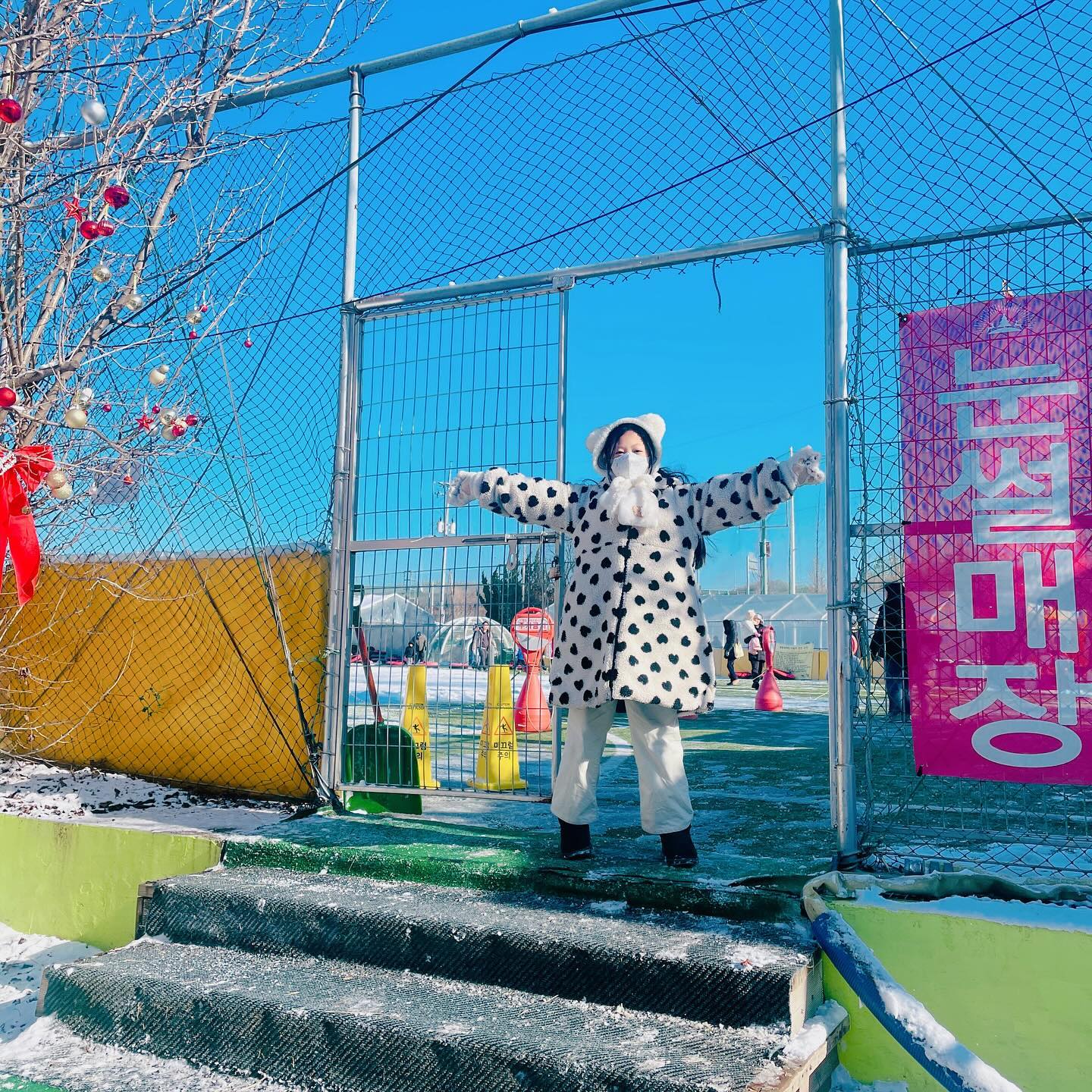눈썰매장-11시에 도착해서 4시 마감할때까지 썰매를 25번은 탄거같은데~줄은 길지만 많이 기다리지않고 빨리 탈수있어서 너무 좋았어~^^
썰매 좀 타다가 과일 와플체험하러가서 딸기와플도 만들어보고
화덕피자만들기체험도 해봤징.
수민이가 직접 토핑하고 엄마위해서 맛있게 만들어줘서 고마워~
너무 맛있어~수민이는 원래 피자를 한조각만 먹으면 배부르다고 했었는데 수민이가 만든 피자가 맛있는지 4조각이나 먹었어~^^
딸기따기체험을 마감되서 오늘 못한게 아쉬웠지만 다음에 미리 예약해서 꼭 해보쟝^^
#배다골테마파크눈썰매☃️☃️☃️ #피자만들기체험 #눈썰매장 
#와플만들기 #주말 #일상