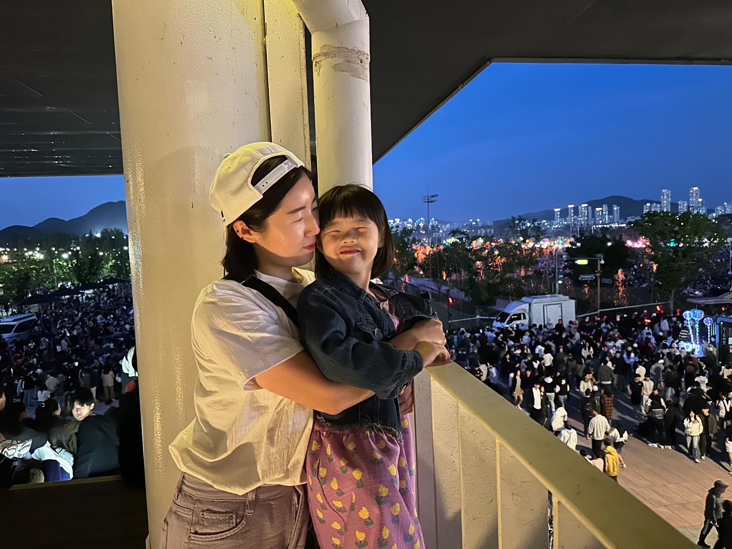 ❤️‍🔥
#20240512

세종시 낙화축제🔥🔥
다음번에 돗자리 가지고 와서 치맥해야지💛
오늘도 엄마의 체력 잘 따라와줘서 고마워
너랑 나는 집순이 아니고 밖순이~🤣

#세종#중앙공원#호수공원#세종낙화축제
#우리는#밖순이#노는게제일좋아