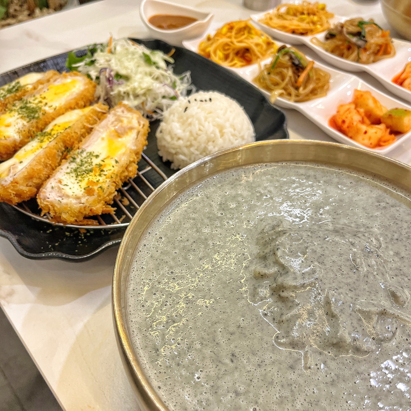 동대문구 장안동 콩국수 맛집 #행복한식탁

얼마 전 마치 7월 같았던 무더운 날, 콩국수가 생각나서 먹고 왔어요 ❤

이곳의 모든 메뉴가 다 맛있어서 제가 애정 하는 저의 또x5 간집이랍니다 :)

이제 날이 더워져서 개시한 명품 서리태 #콩국수 검은콩을 사용해서 몸에 좋고 毛에도 좋은 국수🖤

국수 양도 많고 직접 뽑아서 만든 면이라 부드럽고 쫄깃하답니다용 🥰

모짜렐라치즈와 체다치즈의 조합이 돋보이는 비주얼 #치즈돈카츠 같이 곁들여 먹어주니 얼마나 맛있게요 😆

#육개장 건너편에 있는 육개장 전문점보다 더 맛있더라고요 😙👍

장안동에서 콩국수 생각날 땐 행복한식탁으로 GOGO💨

🔴 행복한식탁
📌 서울 동대문구 장한로 150 1층
☎️ 0507-1322-3335
⏰ 11:30~20:00 매주 일요일 정기휴무

📋
검은콩국수 (10,000
치즈돈카츠 (11,000)
육개장 (9,000)