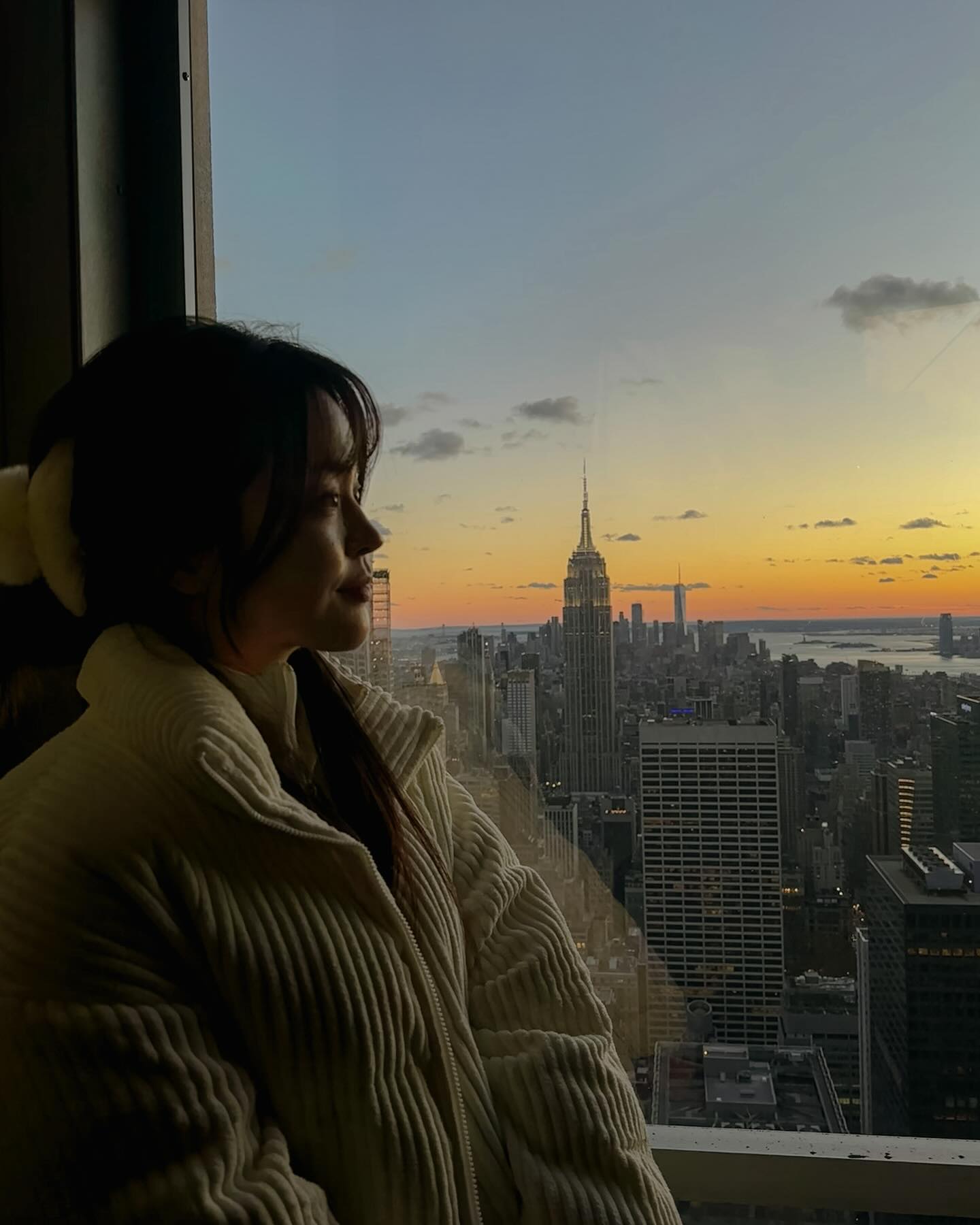 🇺🇸Day1 - Top of the Rock
상하이 와이탄을 뛰어넘은 뉴욕의 야경🌇
‘와.. 진짜 이쁘다...’ 라는 말을 연신 내뱉으며
추위 따위, 바람 따위, 얼어붙은 손따위..!!!
영상으로, 필름카메라로 담아보겠다며🥶📷🥶📷
.
.
.
꾸역꾸역 타 본 루즈벨트 아일랜드 트램🚡
여전히 낯설고 무서웠던 뉴욕의 밤거리와 버스
기대 이상이었던 미디움 굽기의 햄버거🍔
“We're safe.” 외쳐주신 아재들덕에 낄낄 거리며 다녀온 Deli
그리고 진짜 갈색 종이봉투에 담긴 맥주까지🍺
.
.
.
신기한 것 투성이었던 뉴욕에서의 하루