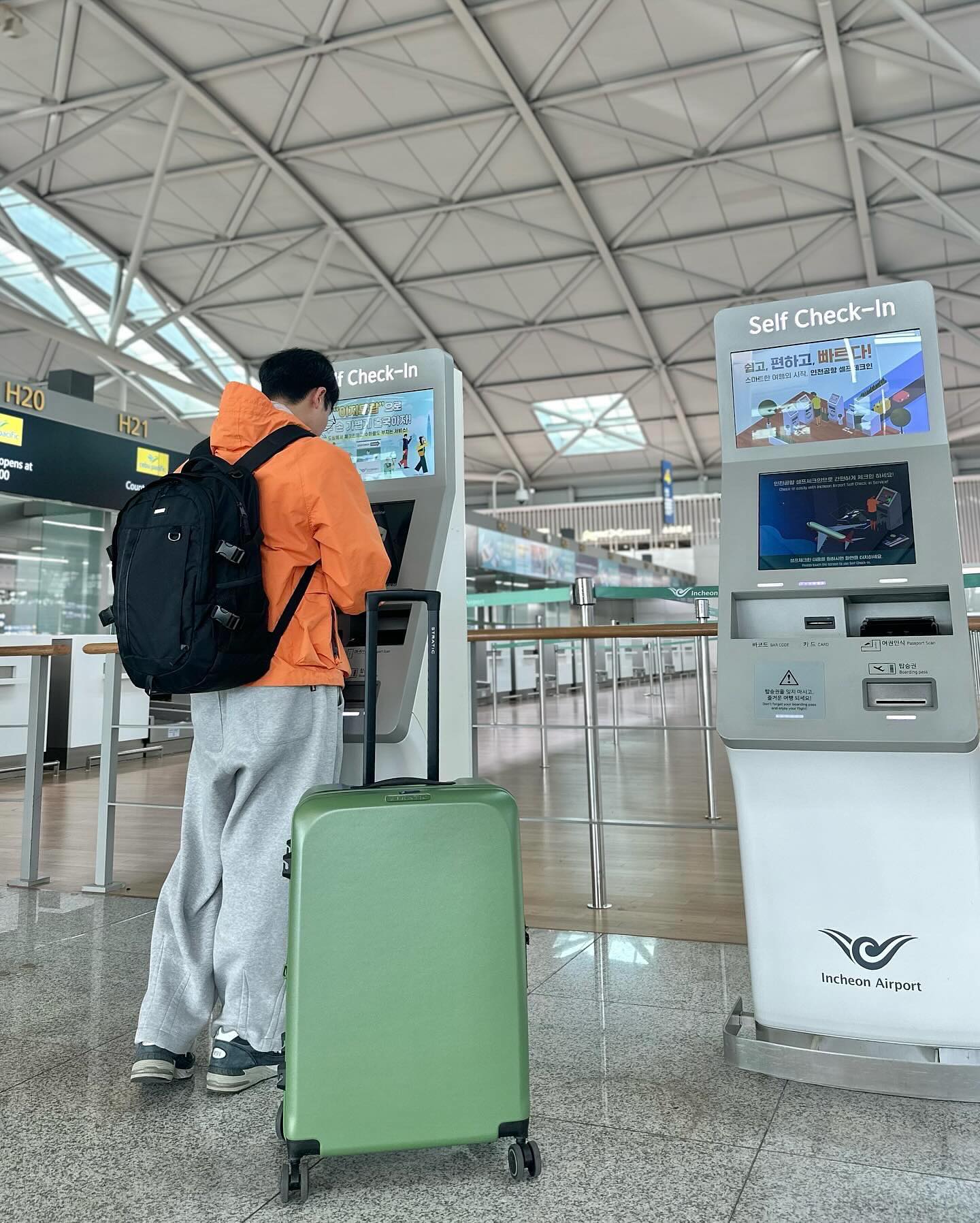 설렘의 시작, incheon_airport
airpremia_official 비행의 기록.
.
.
.
#인천국제공항 #에어프레미아 #스트라틱 #아웃스탠딩 #뉴발란스 #공항패션 #패션계정 #패션계정맞팔 #패션인플루언서 #패션블로거 #봄코디 #남자코디 #캐리어