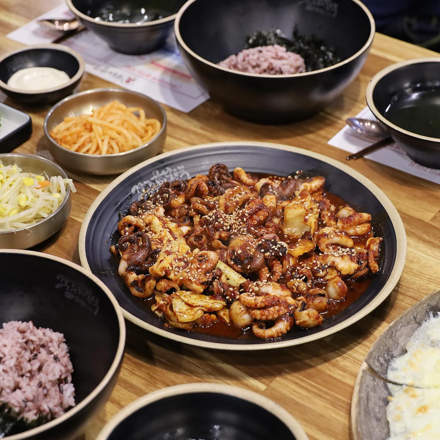 🐙🐙
늠나 맛있어서 수시로 땡기는 #쭈꾸미볶음
이번에는 #울산시청맛집 시청 바로 앞에 있는
#쭈꾸미본색울산시청점 다녀와 봄 😚
zzubon_ulsan_ 
.
#쭈꾸미본색 매장이 꽤 많던데
여기가 체인점이란 걸 안지는 얼마 안 됐음 😌
캡사이신 없이 고춧가루로 매운맛 내고
목초액 없이 웍질로만 불향을 내는 찐맛집
.
거기다 라면사리 추가하고 계란찜 추가하고
고르곤졸라 포함된 세트메뉴로 주문하면
완벽하다 ⭐️
다 너무 맛있어서 깜짝 놀랐네
.
심지어 너무 친절하게 응대해주셔서
부모님이랑 같이 갔다가 되려 어깨 으쓱해졌던 나
좋아쓰 단골 각
.
#울산맛집 #울산시청맛집 #울산공업탑맛집 
#울산신정동맛집 #울산쭈꾸미맛집 #울산쭈꾸미 
#울산쭈꾸미볶음 #울산신정동밥집 #울산시청점심
#울산시청밥집 #울산점심맛집 #울산점심특선 
#울산밥집 #울산남구맛집 #울산남구쭈꾸미 #울산점심
#울산시청점심메뉴 #신정동맛집 #공업탑맛집
#쭈꾸미볶음맛집 #쭈꾸미도시락 #맛집 #먹방 #먹스타그램