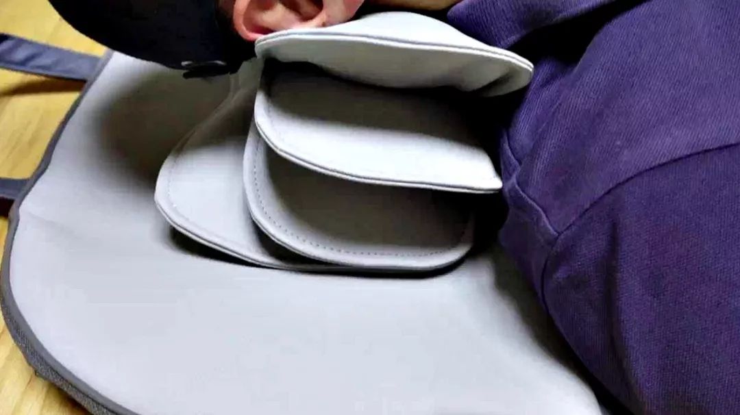 #광고

여름방학 기간이라 아이가 집에만 있으니 하루에 서너 번 간식을 챙기는 일부터
이것저것 해야 할 일들이 정말 많은 거 있죠.

그래서 저녁 무렵이 되면 녹초가 되는데 이렇게 누워서 리모컨 버튼만 누르면 내가 받고 싶은 마사지를 시원하게 해주니까 힐링이 되더라고요.

늦은 시간까지 야근하고 돌아온 남편도 이제는 알아서 클럭을 펼쳐 놓고
본인 취향에 맞는 마사지 프로그램으로 마사지를 받는데 특히 목과 어깨 굳었을 때 개운한 느낌이 좋은지 목어깨 집중 마사지 프로그램을 주로 사용하고요.

공부하느라 책상 앞에 오래 앉아있는 딸도
가볍게 온몸을 풀어 주는데 도움이 되는 것 같아서
자기 전에 #클럭 으로 30분 정도씩 마사지를 받고 있어요.

7가지 마사지 프로그램이 있으니까 가족 모두 취향에 맞는 프로그램을 선택해서 쓸 수 있고
컨디션이나 상황에 맞게 마사지를 받을 수 있으니까
온 가족이 애정하는 #전신마사지기 추천해요~

#klug #클럭마사지기 #클럭스트레칭마사지기 #클럭후기 
#스트레칭마사지기 #온가족마사지기 #자녀척추관리 #클럭추천 #마사지기추천