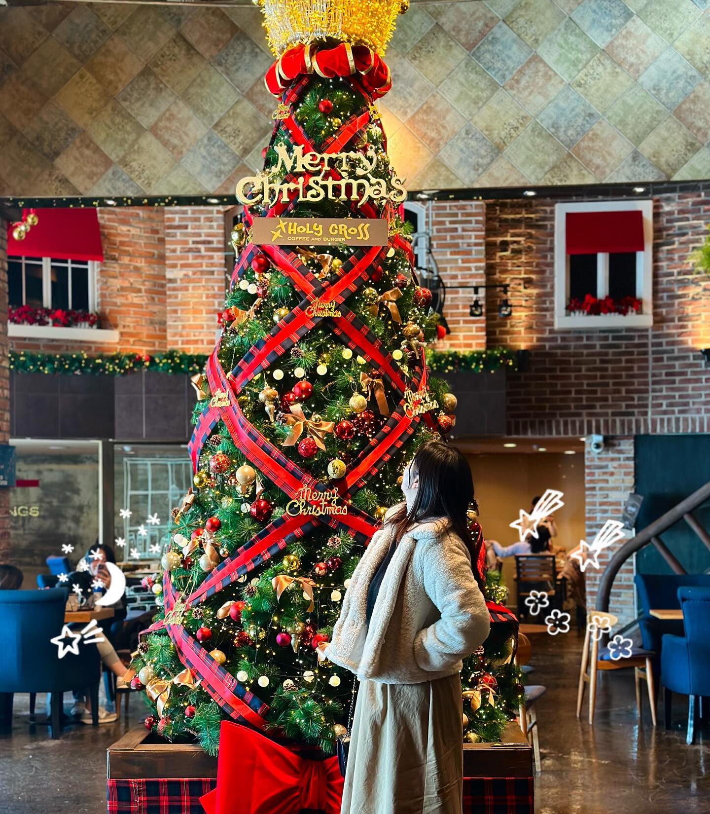 대전 크리스마스카페의 클래식 
 #홀리크로스 🎄 
작년 게시글에 다들 추억돋는다는 댓글이 많았는데 올해도 다녀왔어요 
사실 작년과 크게 차이없긴 하지만 지금 다녀오면 붐비지 않게 즐길수 있어 작년 놓친분들은 얼른얼른 다녀오세용! 

여전히 방송으로 상냥하게 이름불러주는 추억의카페❤️
