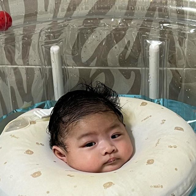 백만불짜리 쌍꺼풀의 사나이 | 구름이의 성장일기 on Instagram: "#협찬 #나이비 #솔직후기 💙 나이비 아기 스위밍풀+목튜브+목튜브커버💙 몇일 전에 구름이랑 집에서 수영하다가 수영장 찢어