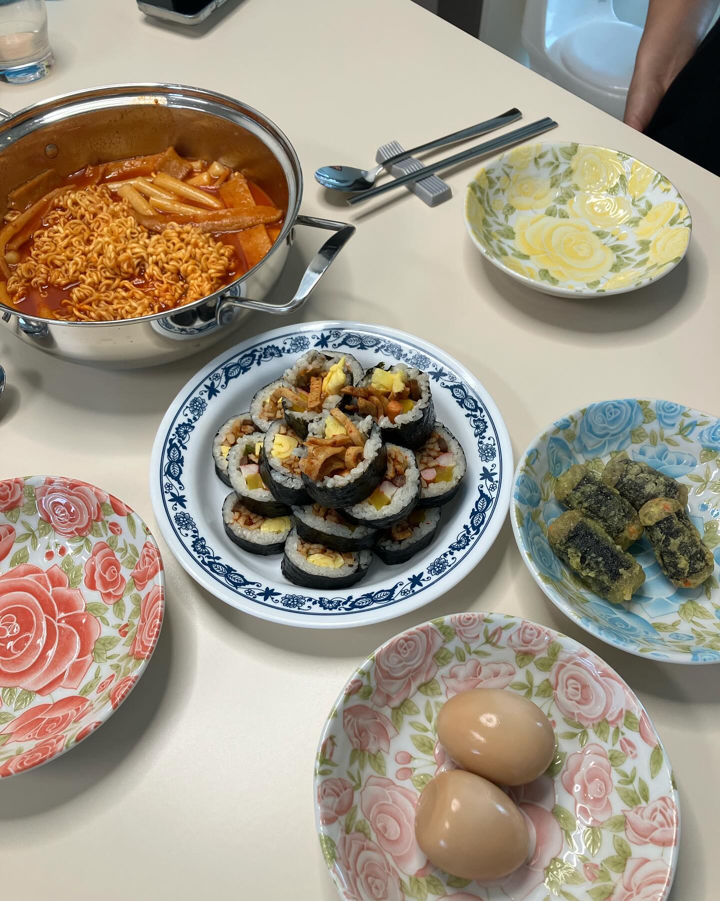 29개월 요새 만든 음식😆

5층 건호네랑 아가들 반찬만들어서 같이 먹는데
소희는 이모가 만들어준 반찬 너어어어무 잘 먹는다👏🏻👏🏻

등원시키고 엄마들 점심도 같이먹고
이웃사촌 너무죠으다🤩