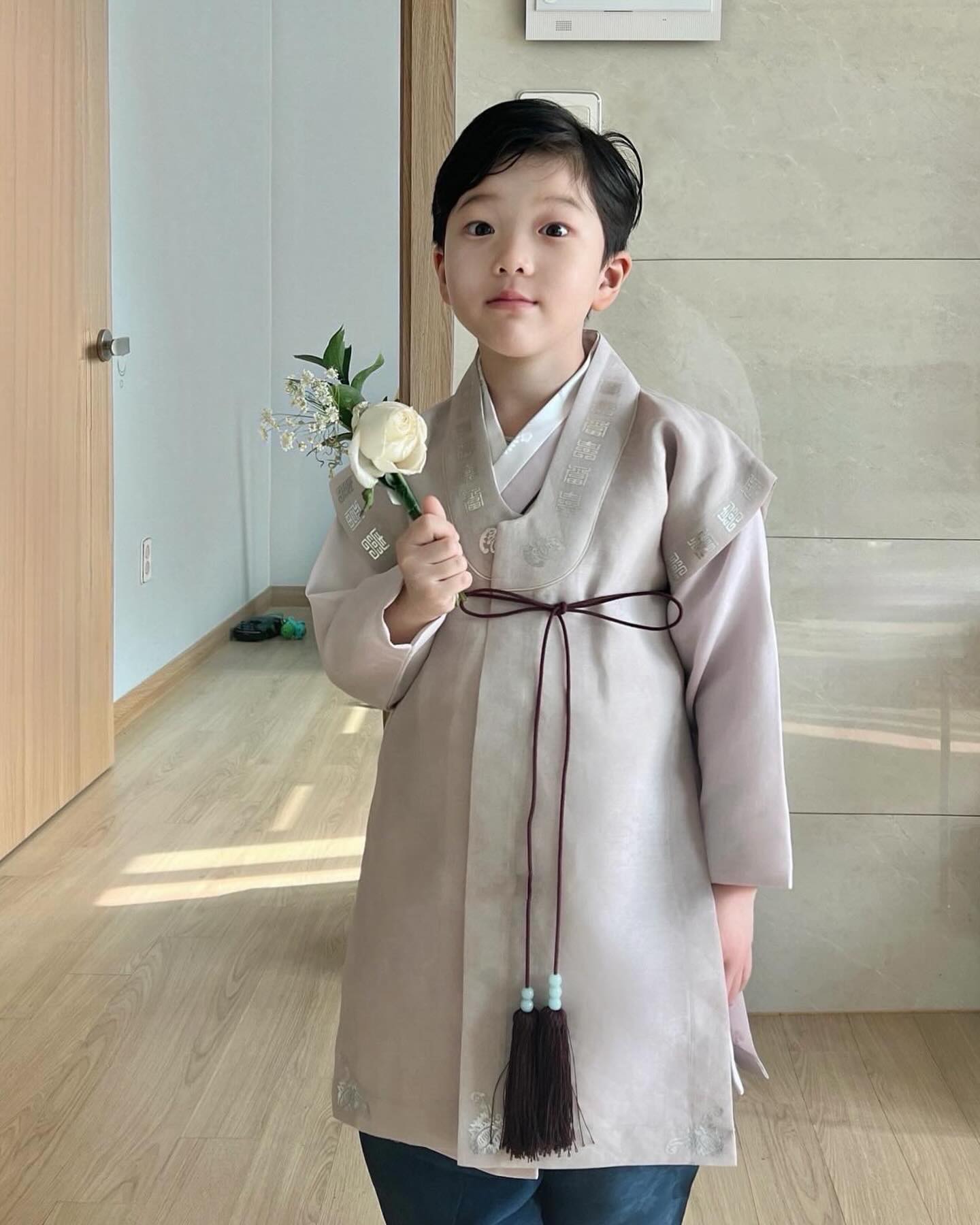 꽃도령 🌹🤍🧧
자기가 봐도 너무 멋있다고한건 비밀 🤭
모두 새해 복 많이 받으세요 🫶🏻