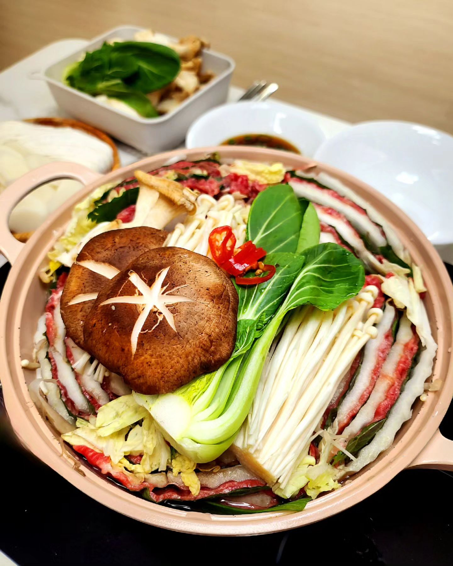 오랜만에 #밀푀유나베 #🍲 먹었어요~
저는 겨울에 뜨끈한 샤브 종류 좋아하는데..
남편은 별로래요~🙄

💁🏻‍♂️ 오늘 저녁에 뭐 먹어?
🤷🏻‍♀️ 밀푀유나베... 뭔지 알아?
💁🏻‍♂️ ..........응.. 내가 싫어하는거😑

요즘 달고 맛있는 알배추랑 
다른 채소들도 많이 먹을 수 있어서 좋고~
고기도 들어있고! 을매나 좋아?!🤨

우리 둘 다 탄수화물 빠지면 큰일 나니까
물만두랑 떡국떡이랑 칼국수 사리까지
야무지게 넣어서 싹싹 다 먹음ㅋㅋ

이럴거면서 왜 싫다고 했냐......😏

.
.
.
.
.
.
.
#집밥#홈쿡#신혼#신혼밥상#저녁밥상#신혼저녁밥상#홈술#노동주#안주#술상#맛스타그램#쿡스타그램#먹스타그램#가정식#자취요리#선팔맞팔#먹팔환영