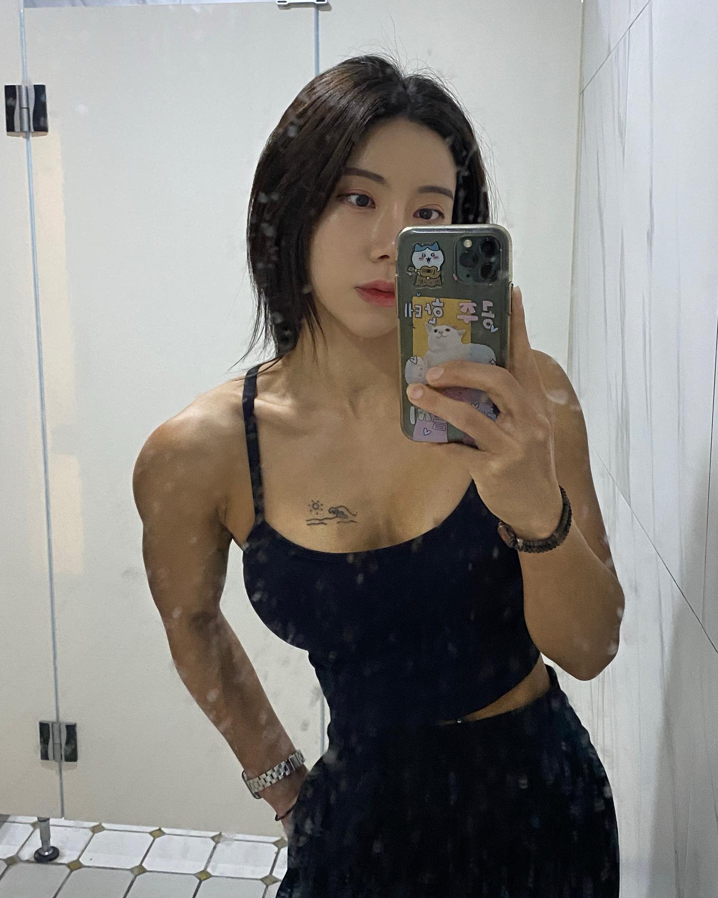 📸 #목포헬스#미니원핏 _김희워니의 일상zip
지난 일주일의 나 ◡̈⋆*
매일 똑같은 것 같아도 조금씩 다른 나 !!
⠀
어젠 아침부터 한시간을 걸어 요가원으로 가
두시간동안 하타요가 원데이 클래스를 들었다.
⠀
그리고 요즘은 틈내서 명상을 한다.
근무할때나 운동할때를 제외하고 혼자 있을땐
되도록이면 클래식, 재즈를 들으며 피로도를 낮춰준다.
매일 교감 신경이 곤두서는 환경에 노출되어 있다보니 부교감신경은 노력해서 깨워준다-는 유난.
모쪼록 자주 내 마음을 살피고 돌봐주려 노력하고있다.
⠀
내가 해보고 좋은건 내 주변에 추천한다.
강요말고 추천한다, 질책말고 격려한다.(⛤이게중요⛤)
나는 회원님들에게, 회원님들은 내게, 우리 서로 주고 받는 에너지가 있다.
내가 주변에 내뿜는 에너지는 꼭 좋은 힘이었으면 하는 마음에 항상 안팎으로 수련한다.
⠀
뭐든 균형을 맞추는건 어렵다.
그 어려운걸 해내는건 재밌다.
⠀
주절주절 ➰
아무튼 오랜만에 일상 블로그도 쓰고,
주말 좋다 ⎝⍢⎠