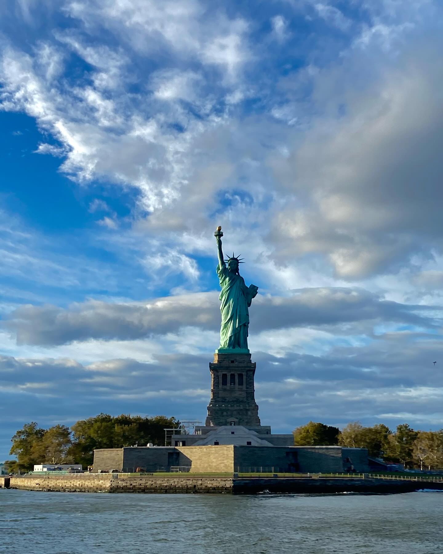 📍New York City

: 뉴욕의 발랄함과 우린 제법 잘 어울리는 사람들이었다 그치 크크 못 본 사이 더욱 견고해진 너를 봐서 행복했어

짧은 시간이지만 살아가는데 무엇이 가장 중요한지 인터뷰도 하고, 지나가는 강아지들과 교감하고, 한국으로 꺼지라고 하는 이상한 사람도 만나고, 아가에게 담요도 나눔하고 … 우리만 아는 추억이 묵직하게 생겼네 💭 

아마 이 글은 나중에 수정될지도 몰라 ! 그치만 지금 내감정을 남기고 싶어서 올리는거래 ~ ㅋㅋ 더 긴내용은 .. 블로그에다가 쓰는걸로 타협 .. 🤝 coming soon..