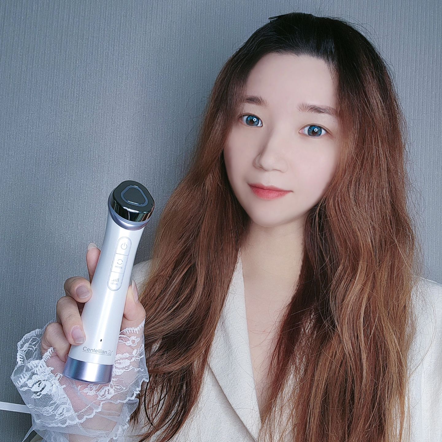 #협찬 #마데카프라임
..
🍭 날이 추워서 보일러며 히터를 키니 너무 건조하더라고요 😭 #물광피부 되찾기 위해 #얼굴마사지기기 찾다가 #이보영마데카프라임 발견했는데 요거요거 세상 영특하더라고요!
..
🍭 흡수와 탄력을 한 번에 가져갈 수 있는 이보영 #뷰티디바이스 저도 드디어 사용해봤어요!
..
🍭 브라이트닝 / 흡수 / 탄력 3가지 모드를 지원하지만 효과나 효능을 보면 10가지가 넘어서 3in1이 아닌 10in1이라고 해도 과장이 아니더라고요~
..
🍭 #센텔리안24마데카프라임 하나로 모공케어 각질개선 피부결개선 물광피부 탄력개선 탄력광개선 중력으로 인한 처짐개선 효과를 볼 수 있다고 해서 너무 궁금했는데 무엇보다도 피부 깊숙이 화장품 유효성분을 흡수시켜주는 흡수 모드 데일리로 너무 잘 사용하고 있지 뭐예요 🤗
..
🍭 제가 또 수부지라서 모공 고민이 많은데 흡수 모드는 12층 피부층별 보습 개선과 수분 밀도 개선, 물광 피부 개선을 도와줘 손으로 바르는 것보다 3.3배 피부 깊숙이 흡수 할 수 있어서 속당김 개선에도 도움 받을 수 있는데요!
..
🍭 여기에 빨강색 브라이트닝 모드는 각질 개선과 모공케어, 피부결 개선, 피부 투명도 개선까지 해주니 모공 고민 있으신 분들도 만족하고 사용 할 수 있을 것 같아요!
..
🍭 안티에이징을 원하시는 분들은 탄력 개선, 탄력광 개선, 얼굴 6부위 (이마, 눈가, 피부탄성, 팔자부위, 턱라인 등) 처짐 개선을 도와주는 탄력 모드를 활용하시면 될 것 같아요~
..
🍭 스마트폰보다 가까운 112g의 가벼운 무게로 휴대성도 좋아 여행 시에도 챙겨 다니기 좋고 모드별 5분 정도 시간이 소요되어 짧은 시간 #피부홈케어 할 수 있는 #피부디바이스 찾으시는 분들에게 특히 추천드릴게요~
..
#얼굴케어 #피부미용기기추천 #피부마사지기 #피부기기 #홈디바이스 #홈케어피부관리기 #동국제약마데카프라임