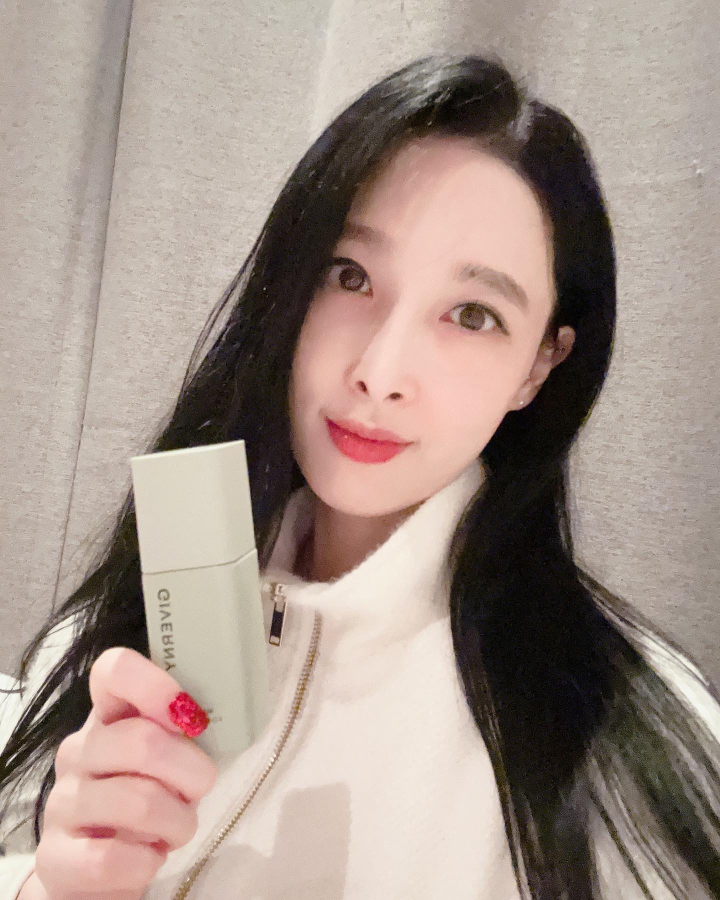 #광고
#지베르니 #Giverny #밀착커버파운데이션
#파운데이션추천 #올리브영파운데이션 #모공커버 #커버파운데이션 #17호 파운데이션 #메이크업브러쉬 #파운데이션브러쉬

리뉴얼 된 지베르니 밀착 커버
파운데이션을 사용해보니까 얇고 섬세한 밀착력과 자연스러운 커버력으로 탄탄한 피부바탕을 표현해주고 
속은촉촉
겉은 보송하게 마무리 되고, 
묻어남이 적으며 커버가 필요한 부분은 여러번 레이어링해주면
커버력은 높아지고, 화장 밀림이나 뭉침없이 착붙해서 피부 표현이 너무 예뻐요💚